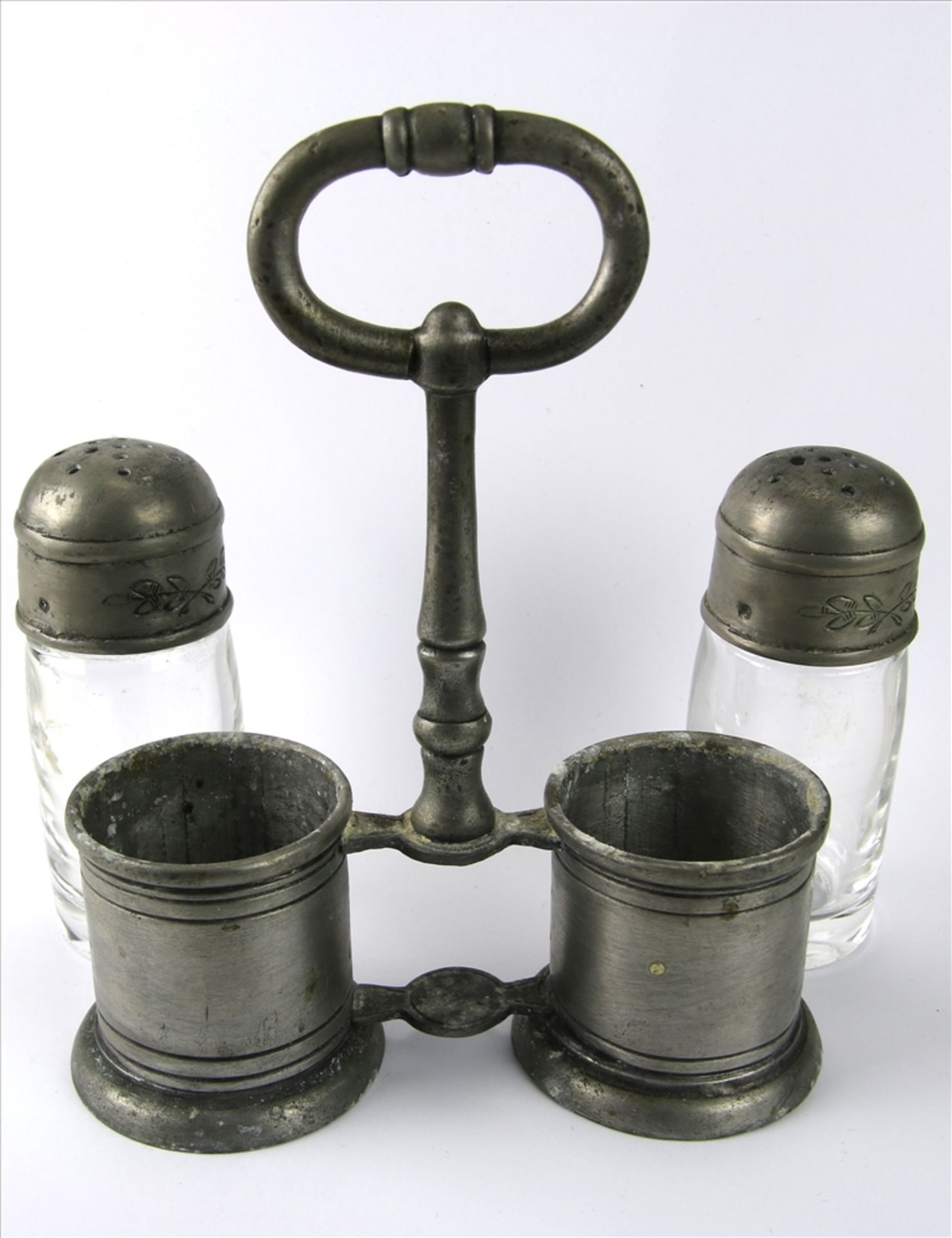 Menage Pfeffer-Salz um 1900 im Barockstil. Zinn und Glas. Größe ca. 14 x 8 cm, Höhe ca. 12 cm. - Bild 2 aus 3