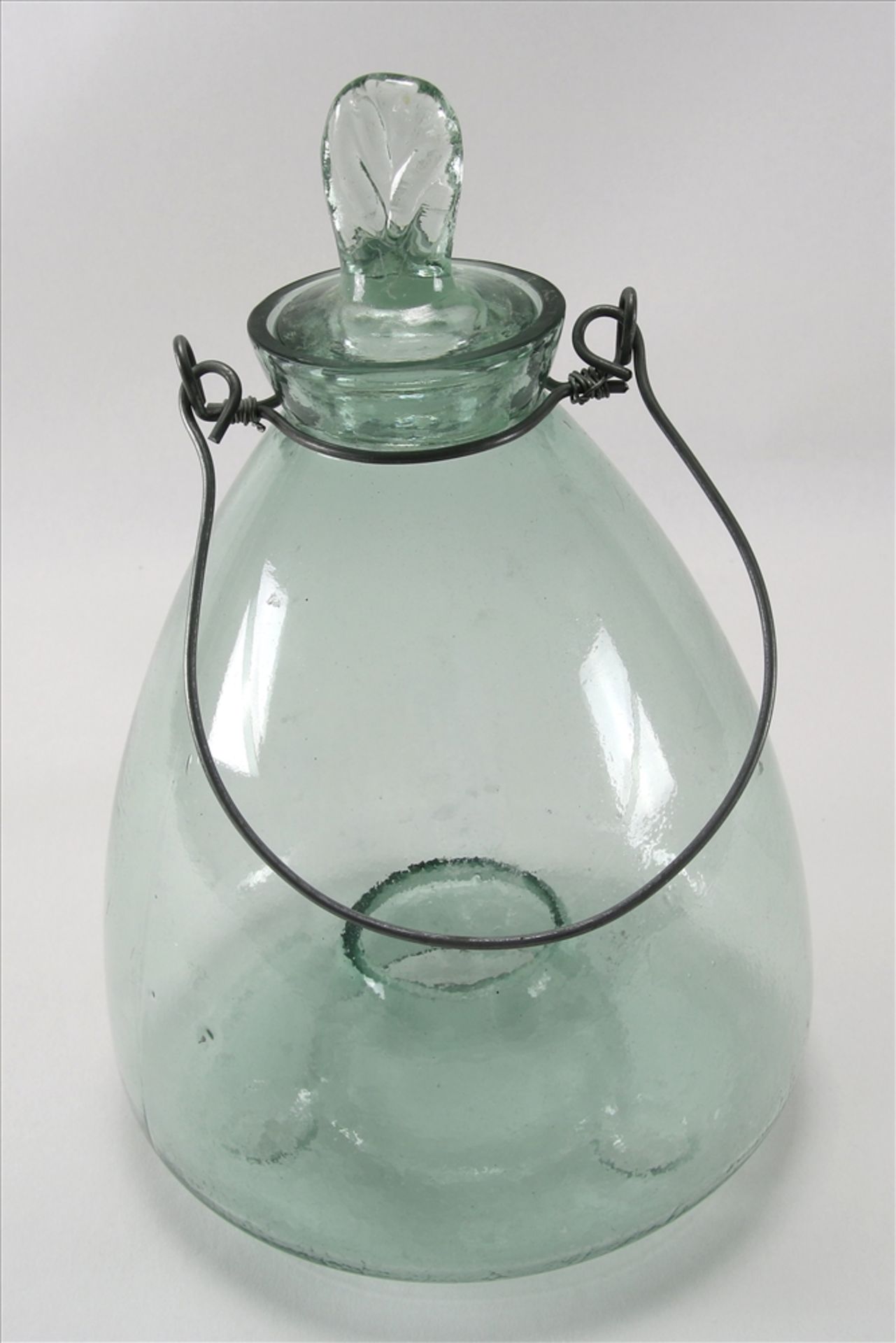 Wespenfalle Um 1900. Klarglas mit Stöpsel und Drahtaufhängung. Durchmesser ca. 19 cm, Höhe ca. 27