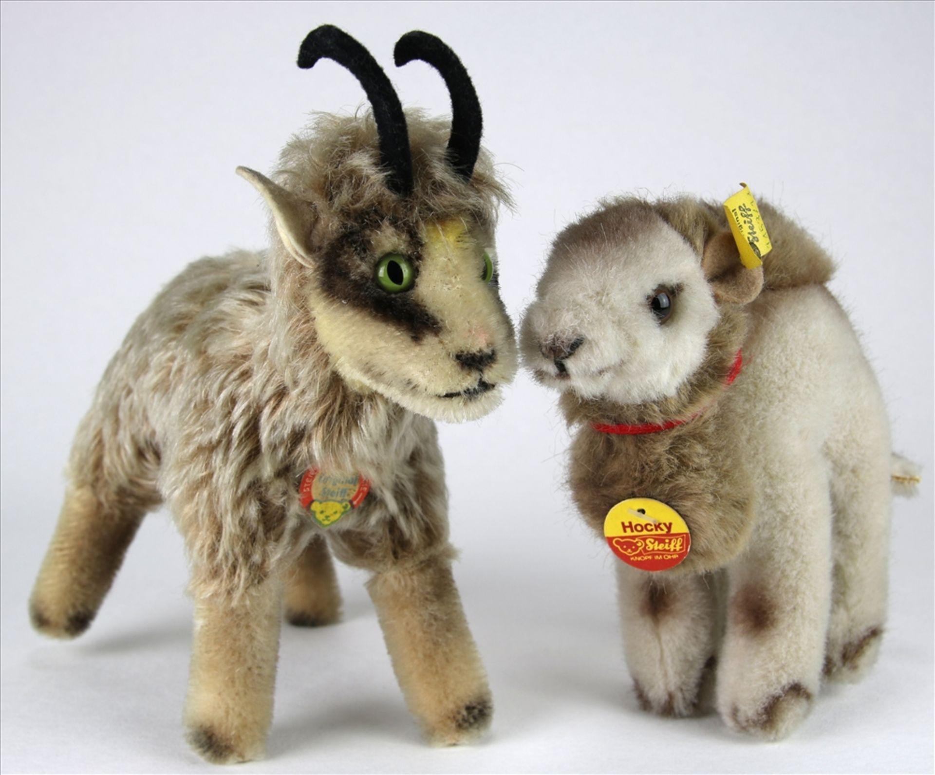 Zwei Steiff Figuren Babykamel Hocky und Schaf. Originale Etiketten und 1 x Fahne mit Knopf. Höhe ca.