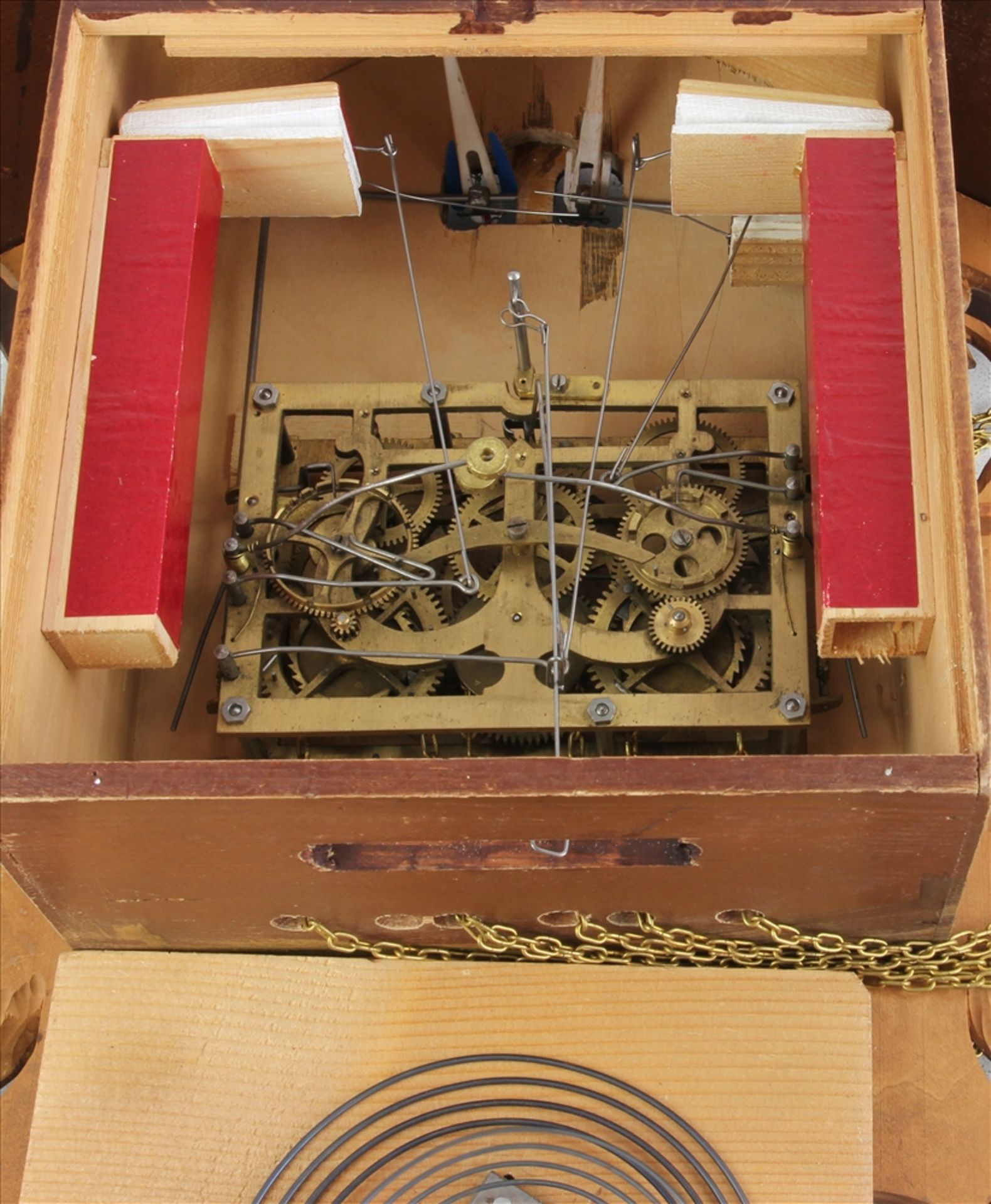 Kuckucksuhr Um 1900. Holzgehäuse mit floralen und jagdlichen Applikationen. Messingräderwerk mit - Bild 5 aus 7