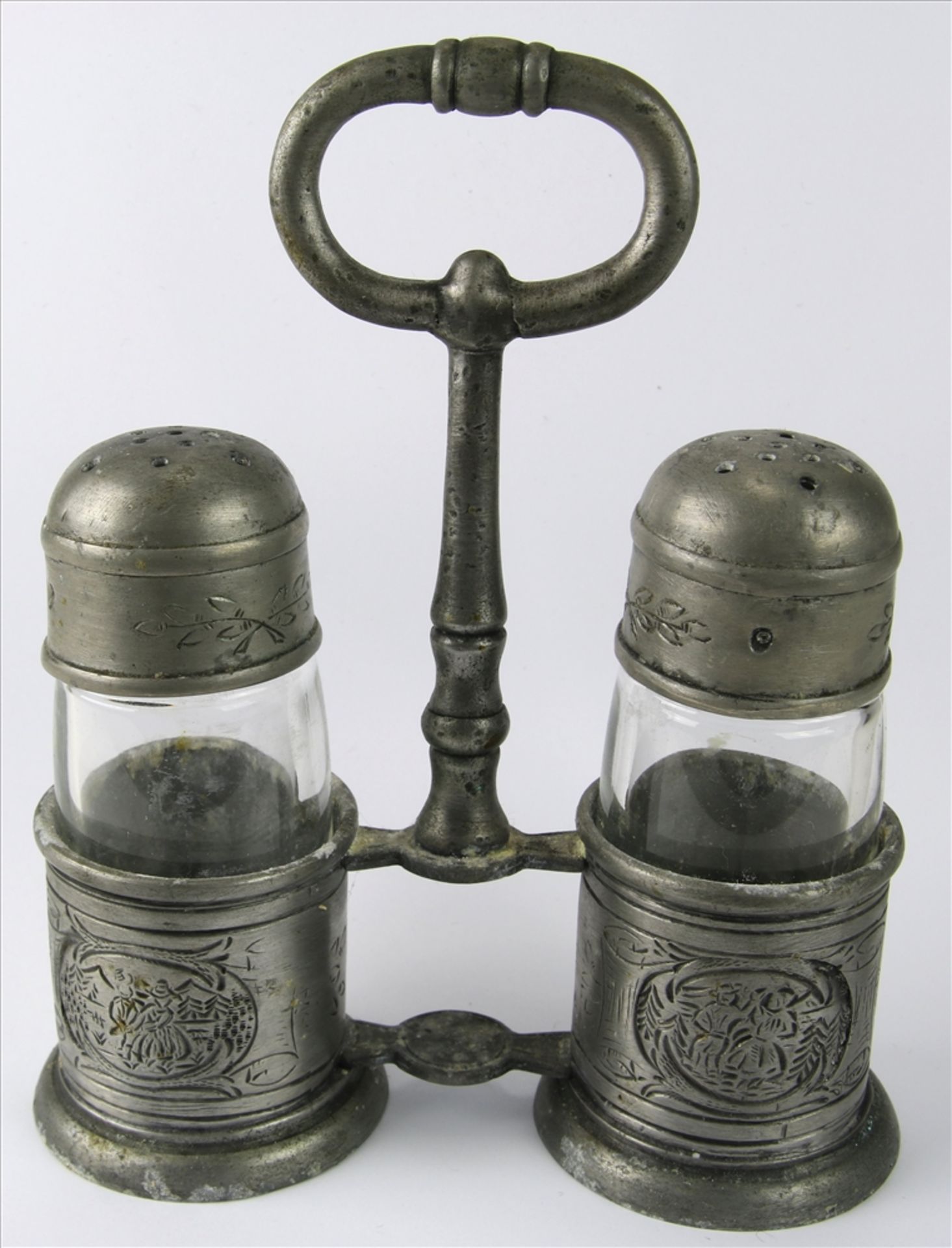 Menage Pfeffer-Salz um 1900 im Barockstil. Zinn und Glas. Größe ca. 14 x 8 cm, Höhe ca. 12 cm.