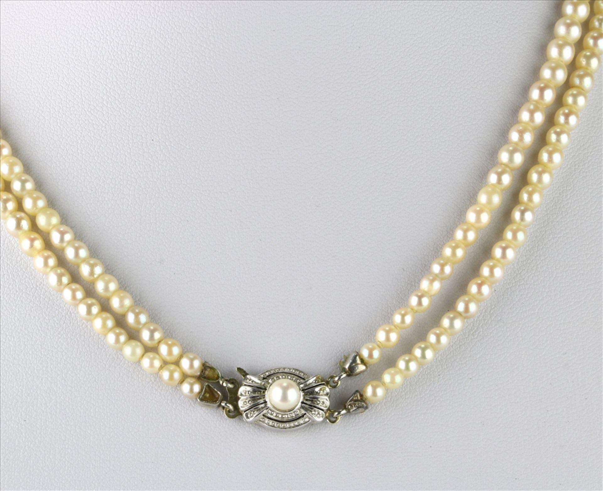Perlenkette Deutsch 20. Jh. Verschluß GG/WG 585 punziert. Zweireihige geknüpfte