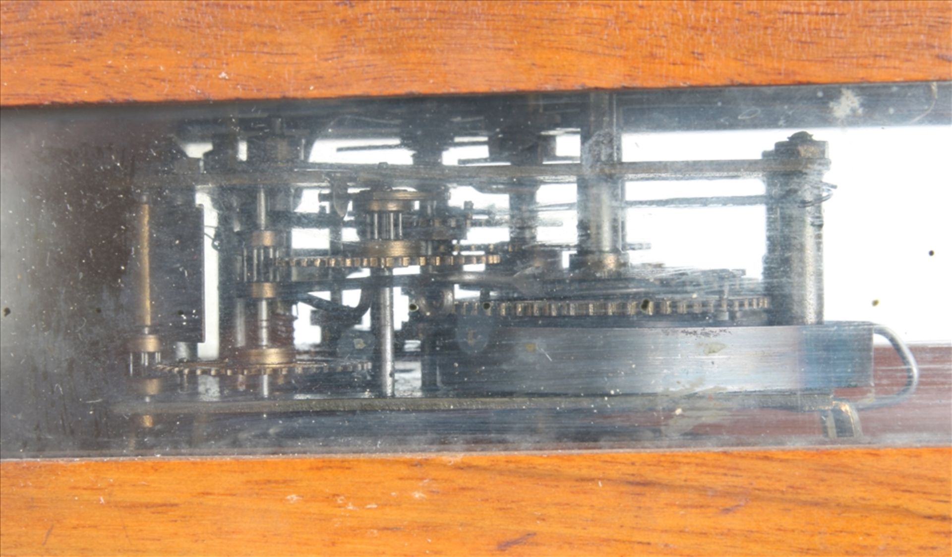 Kleiner Regulator Schwarzwald um 1880. Dreiseitenverglastes Nußbaumgehäuse mit schönen - Bild 4 aus 4