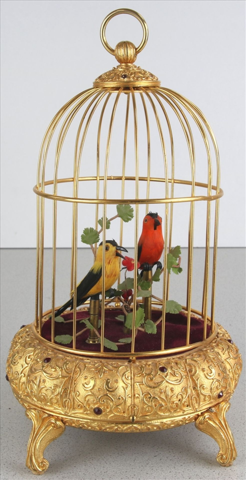 Singvogelautomat Deutsch 20. Jh. Vogelkäfig im Barockstil mit zwei Vögeln, die sich bewegen.