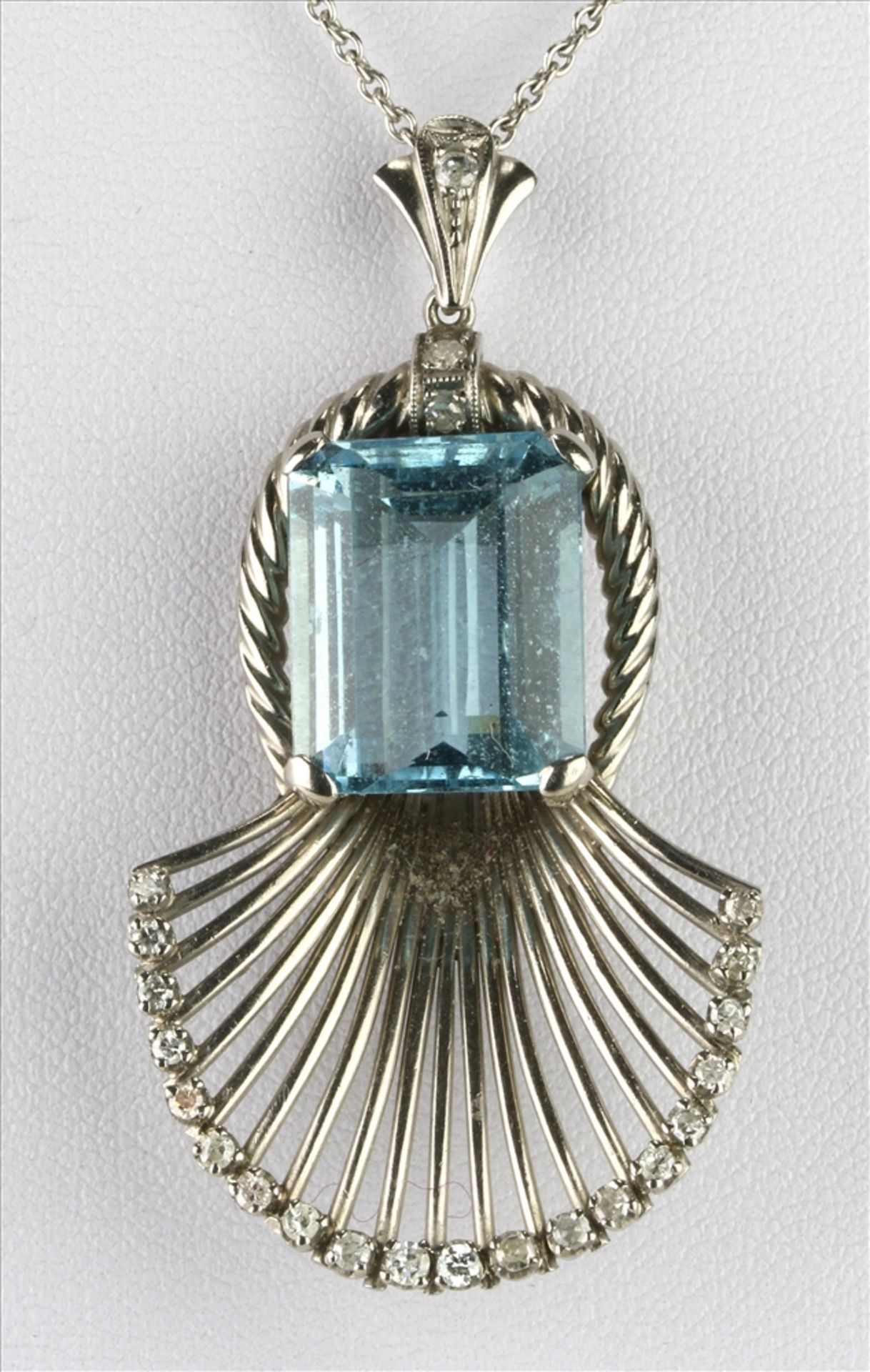 Art Deco Collier Deutsch um 1930. Anhänger WG 750, nicht punziert, geprüft. Besetzt mit insgesamt 23