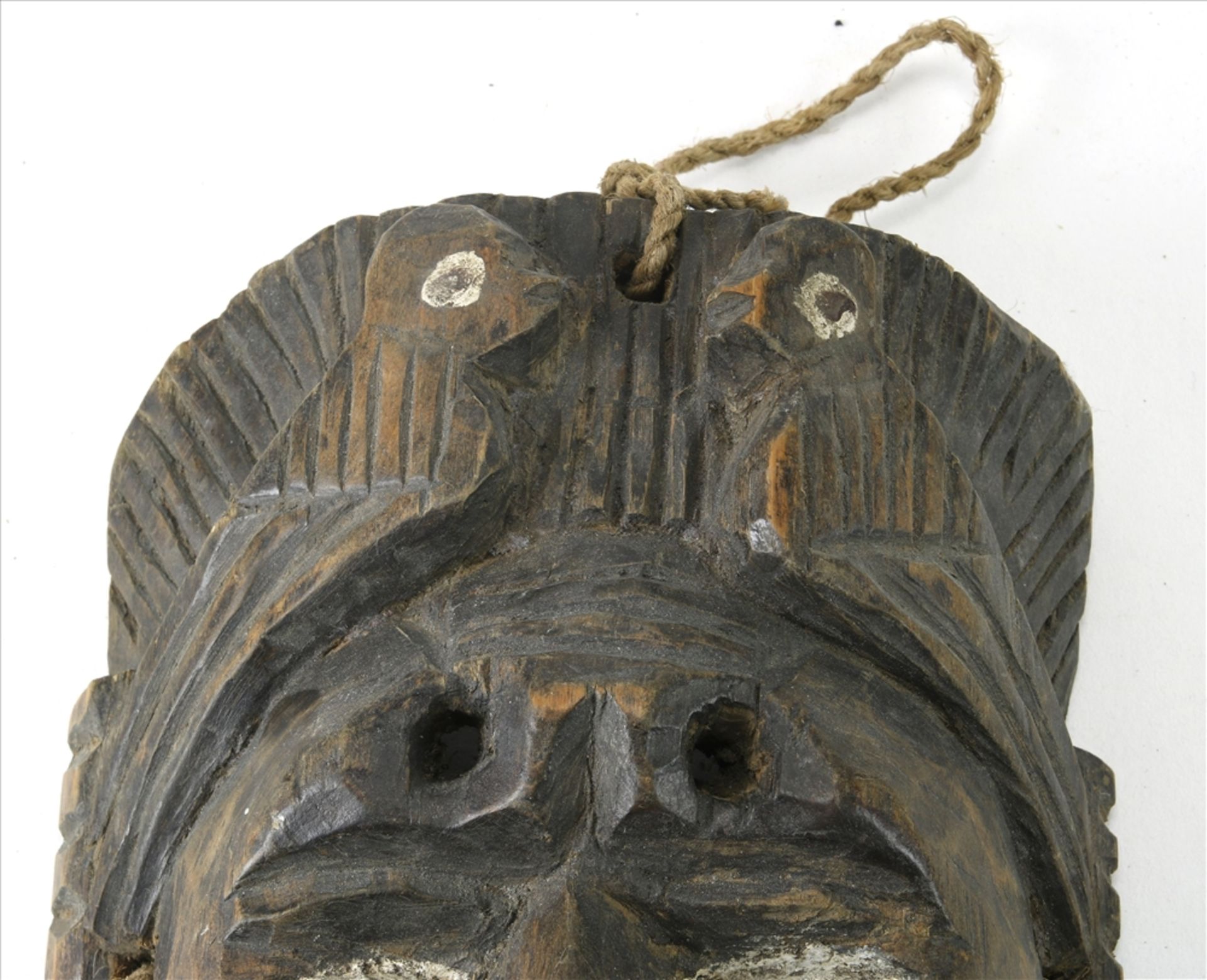 Maske Wohl Kongo um 1900. Hartholz, teils mit Vögeln geschnitzt, die Augen staffiert. Größe ca. 24,5 - Bild 5 aus 7