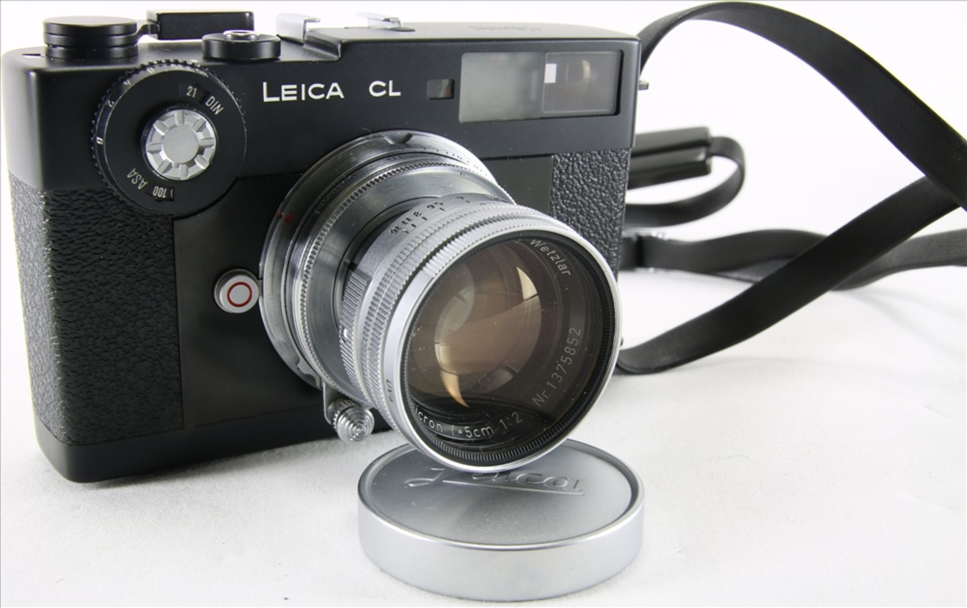 Leica CL Leitz Wetzlar. Mit Summicron f=5 cm 1:2. Nummer 1309831. In Ledertasche. Nicht geprüft.