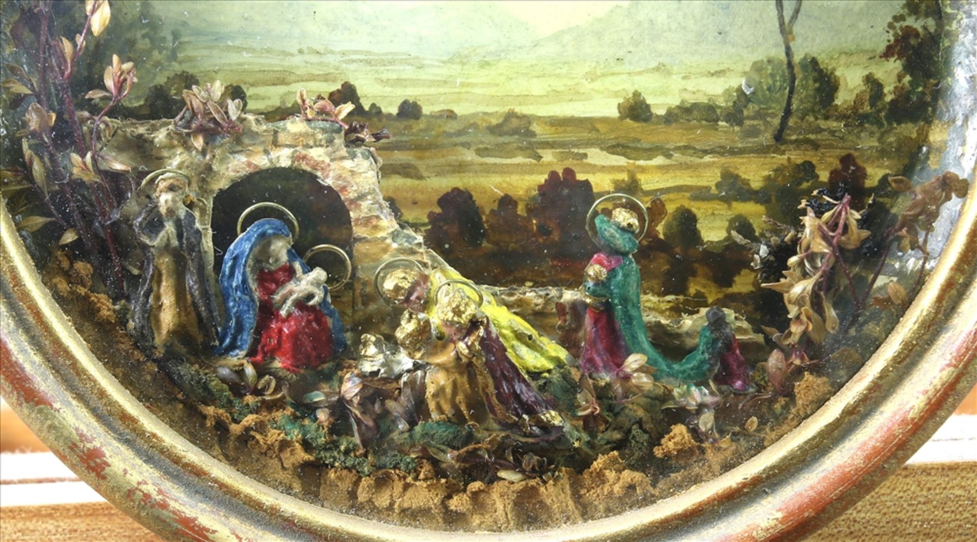 Barock Krippe Süddeutsch um 1800. Staffierte Pappmachéfiguren und getrocknete Zweige vor gemalter - Image 7 of 9