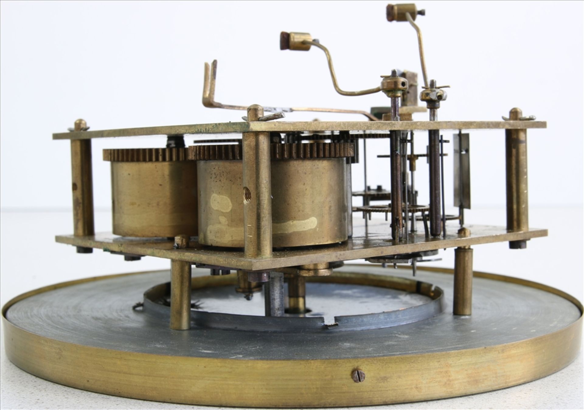 Lenzkircher Regulator um 1895. Dreiseitenverglastes Holzgehäuse mit schönen Applikationen. - Bild 5 aus 5