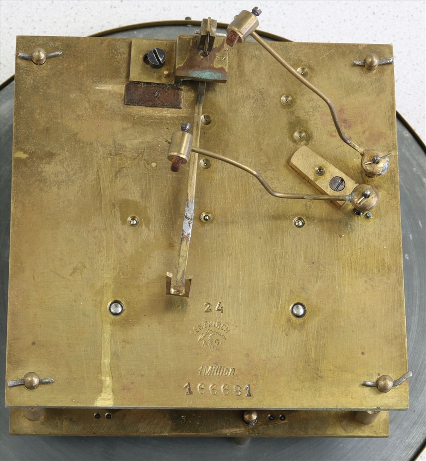 Lenzkircher Regulator um 1895. Dreiseitenverglastes Holzgehäuse mit schönen Applikationen. - Bild 4 aus 5