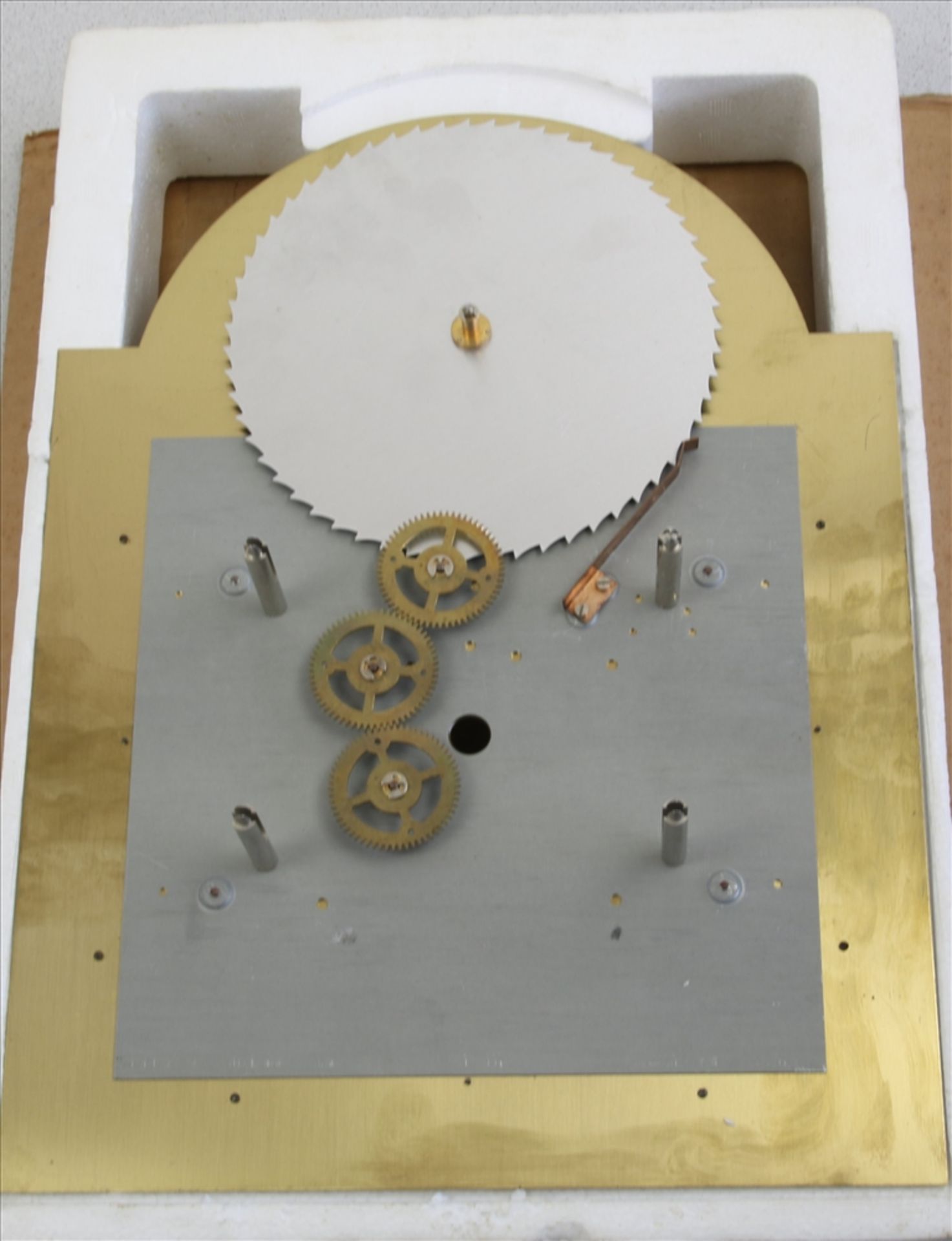 Uhrenschild 20. Jh. Mit Räderwerk. Für eine Standuhr mit Mondphase in originaler Verpackung. Größe - Bild 2 aus 2