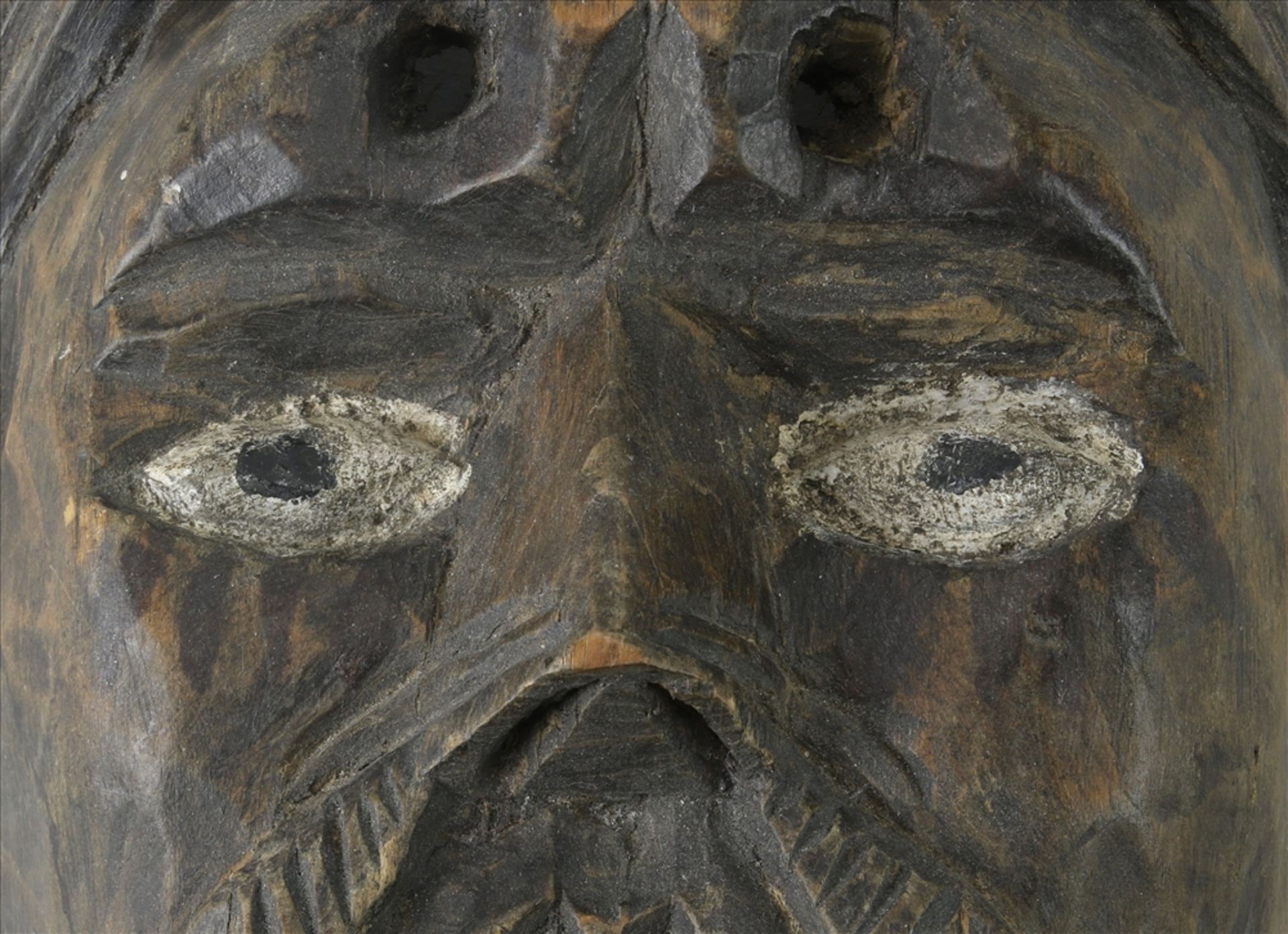 Maske Wohl Kongo um 1900. Hartholz, teils mit Vögeln geschnitzt, die Augen staffiert. Größe ca. 24,5 - Bild 4 aus 7
