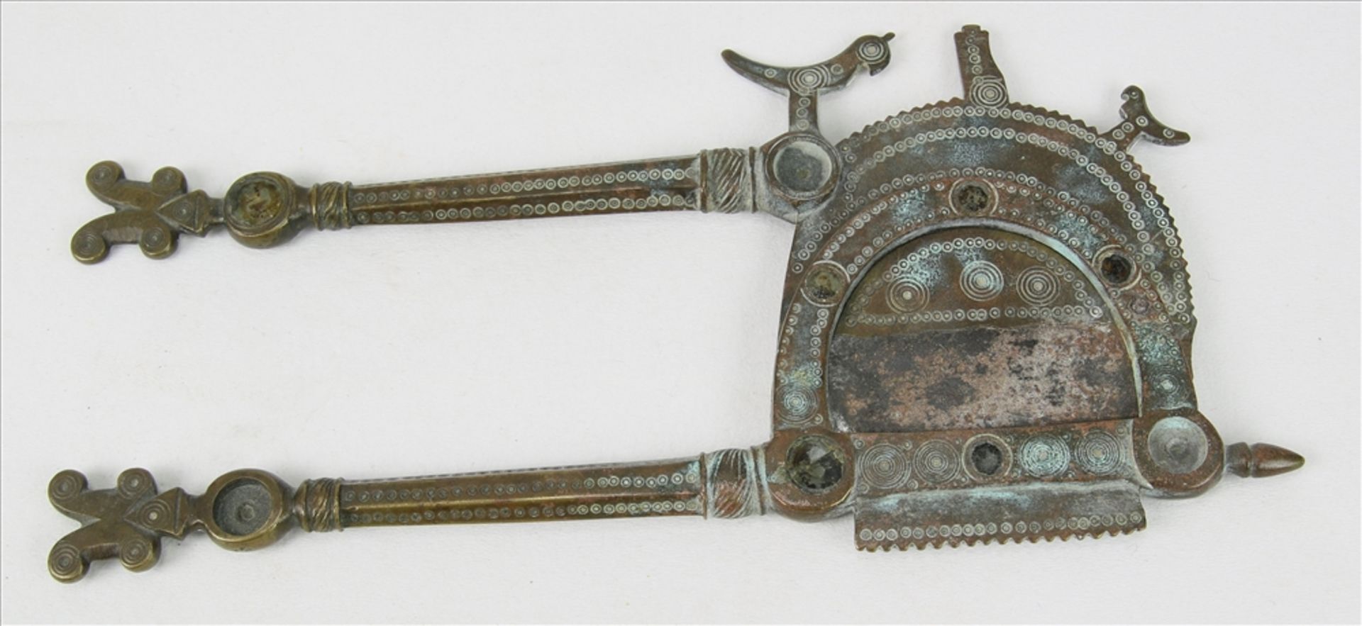 Zwei Betelnuss-Schneider Indien 19. Jh. Messing bzw. Bronze, schön ziselliert und teils mit - Image 4 of 7