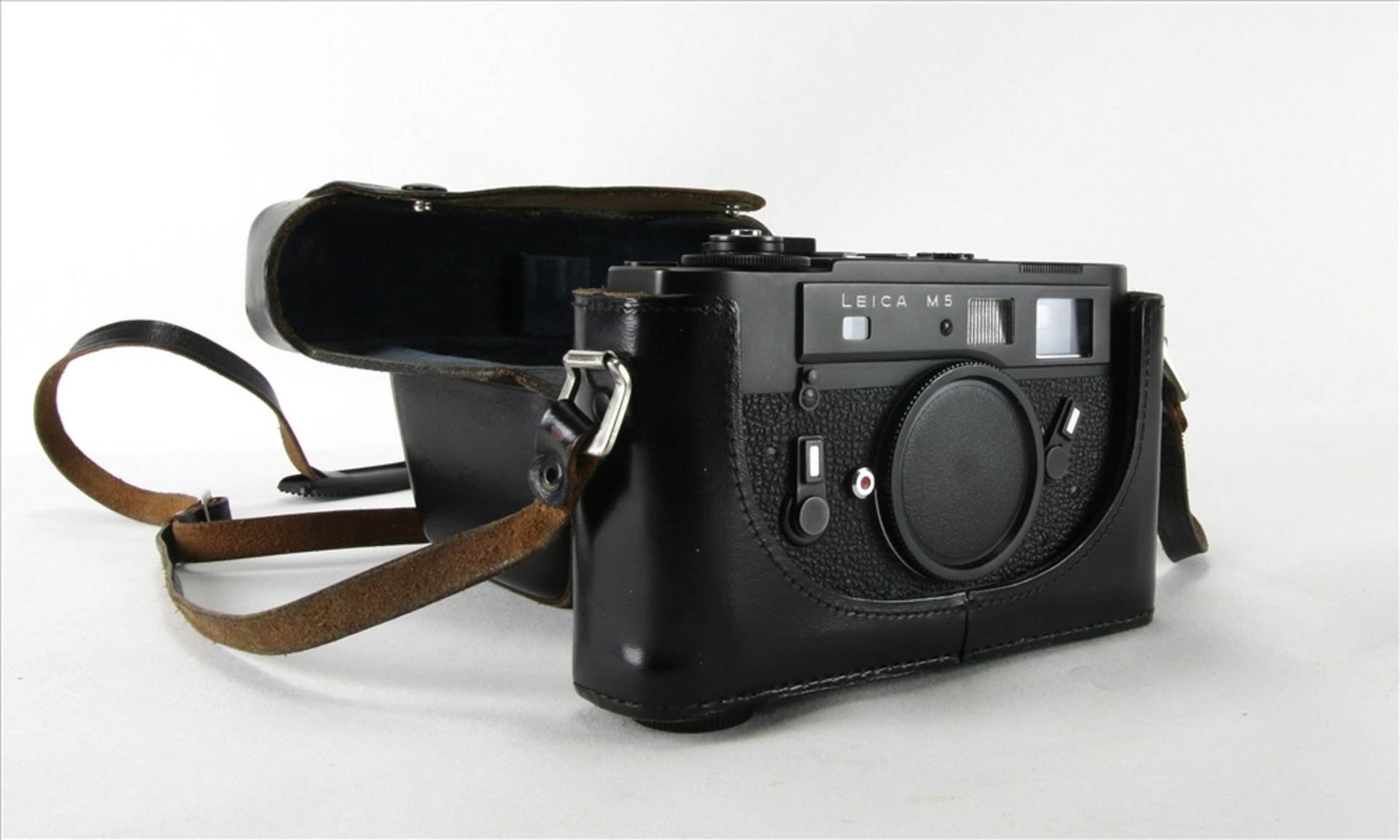 Leica M5 Body in Leitz Wetzler Ledertasche. Nummer 1358413. Nicht geprüft.