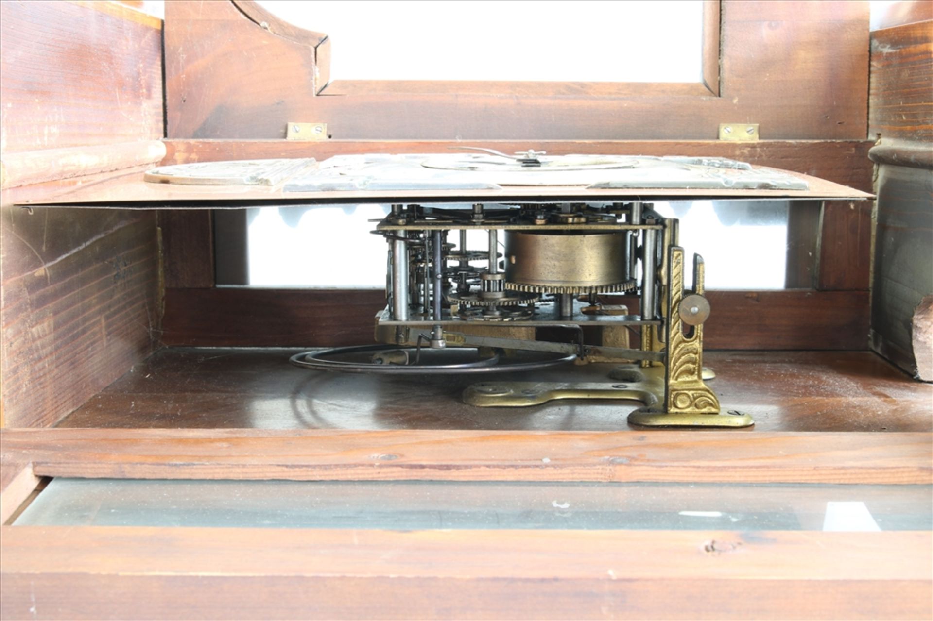 Jugendstil Freischwinger Holzgehäuse mit Metallzifferblatt hinter Glas. Pendulenwerk mit Schlag - Bild 3 aus 4