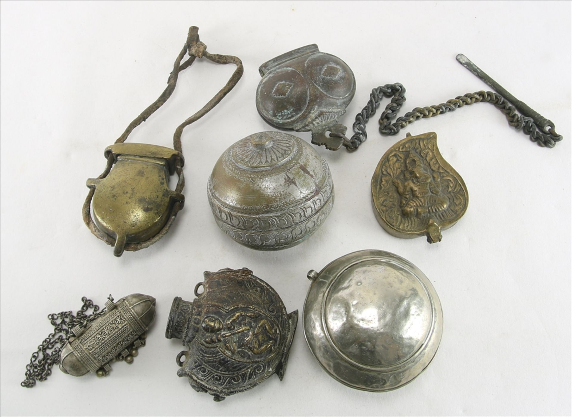 Konvolut Asiatika Um 1900. Amulettbehälter und Dosen etc. Unterschiedliche Metalle und Formen.