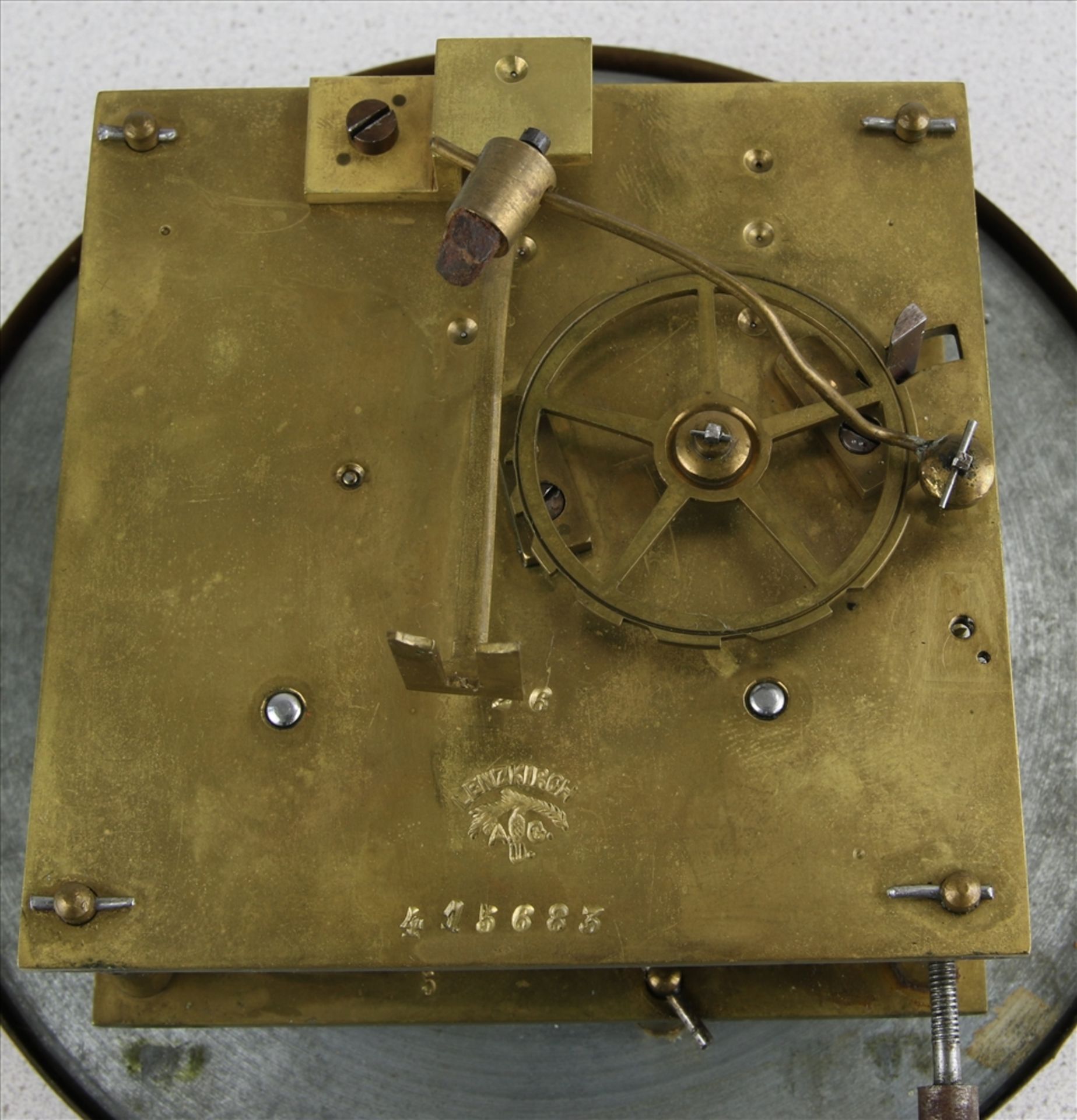 Lenzkircher Regulator Um 1870. Dreiseitenverglastes Holzgehäuse mit schönen Applikationen. - Bild 3 aus 3