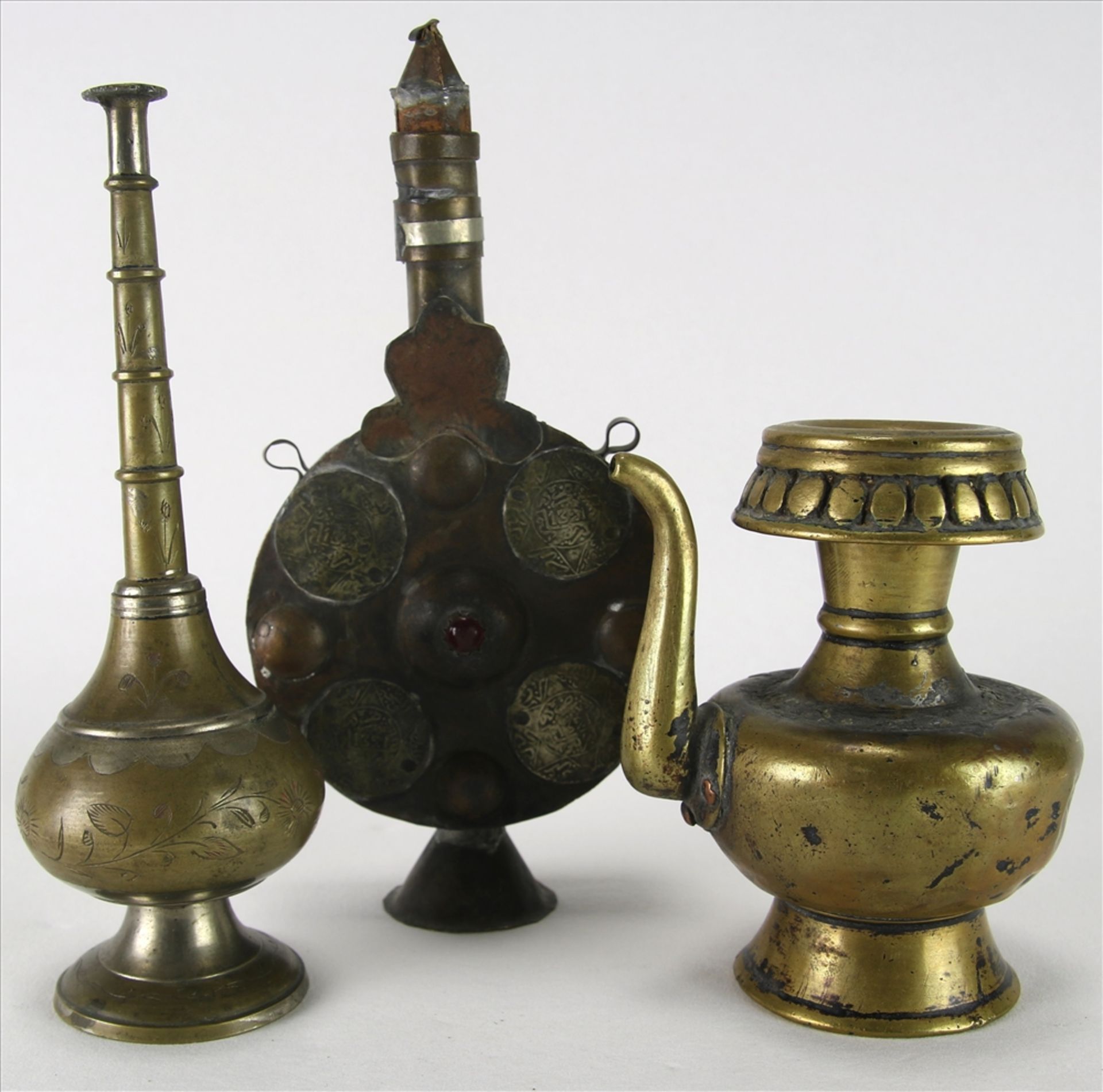 Drei Gefäße Islamische Herkunft um 1900. Diverse Ausführungen. Größtes Gefäß ca. 20 x 9,5 cm.