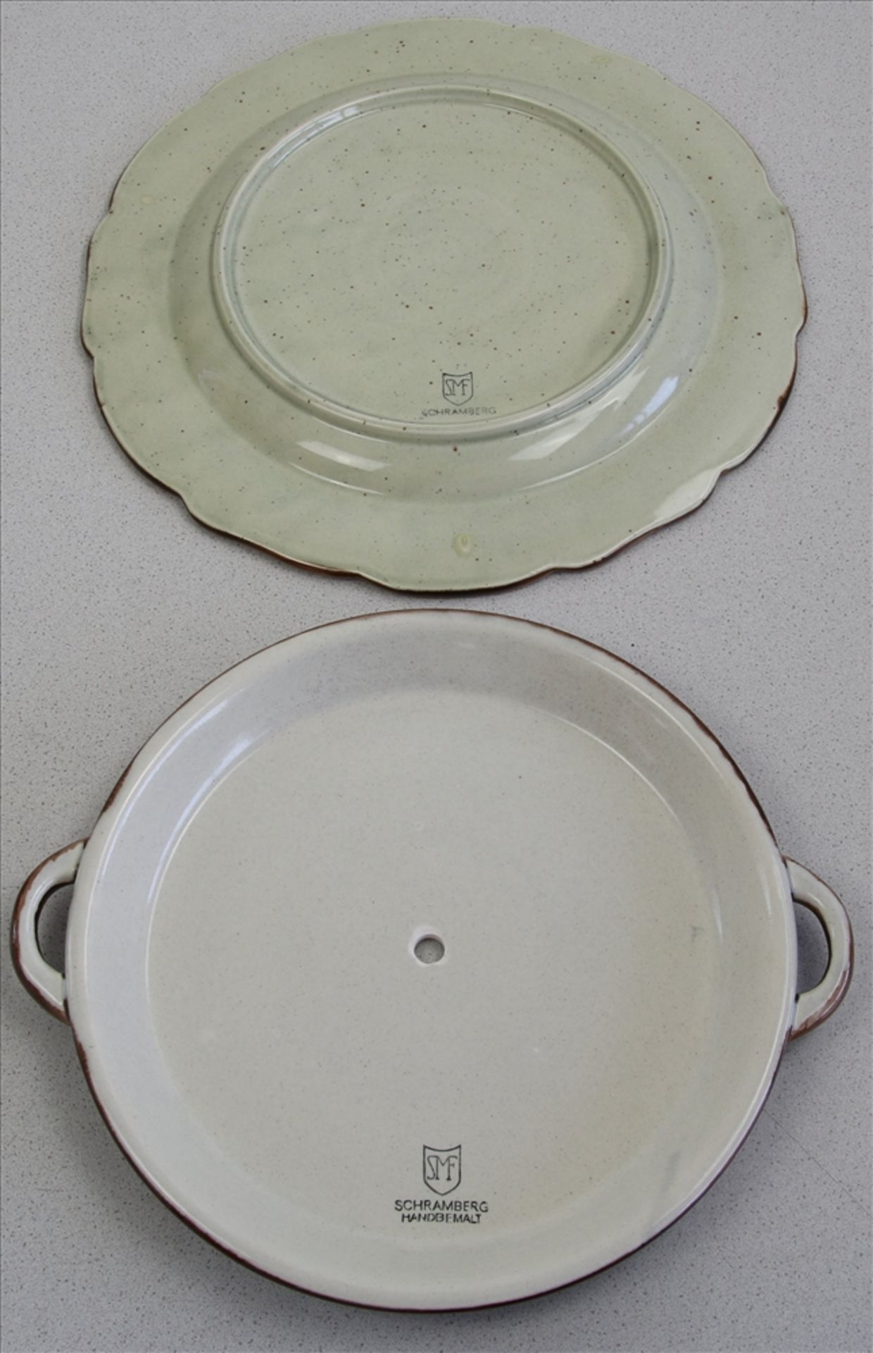 Konvolut Schramberg 20. Jh. Keramikplatte mit Devise und Uhrenschild in Form eines Topfdeckels. - Bild 2 aus 2