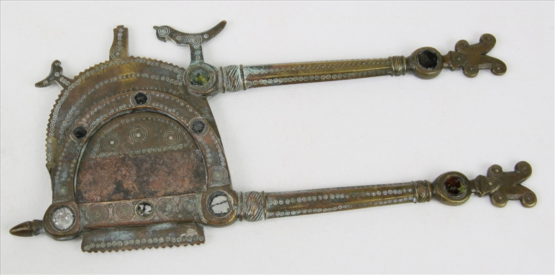Zwei Betelnuss-Schneider Indien 19. Jh. Messing bzw. Bronze, schön ziselliert und teils mit - Image 5 of 7
