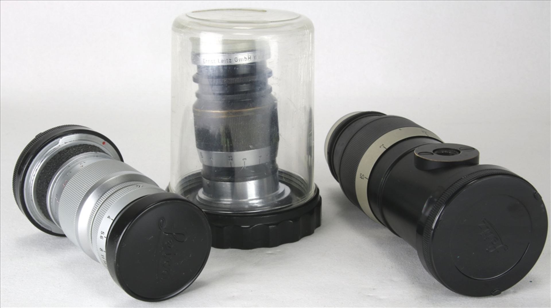 Drei Objektive für Leica Elmar f=9 cm, 1:4 und Elmar 1:4 / 90 sowie ein Hektor f=13,5 cm / 1:4,5.
