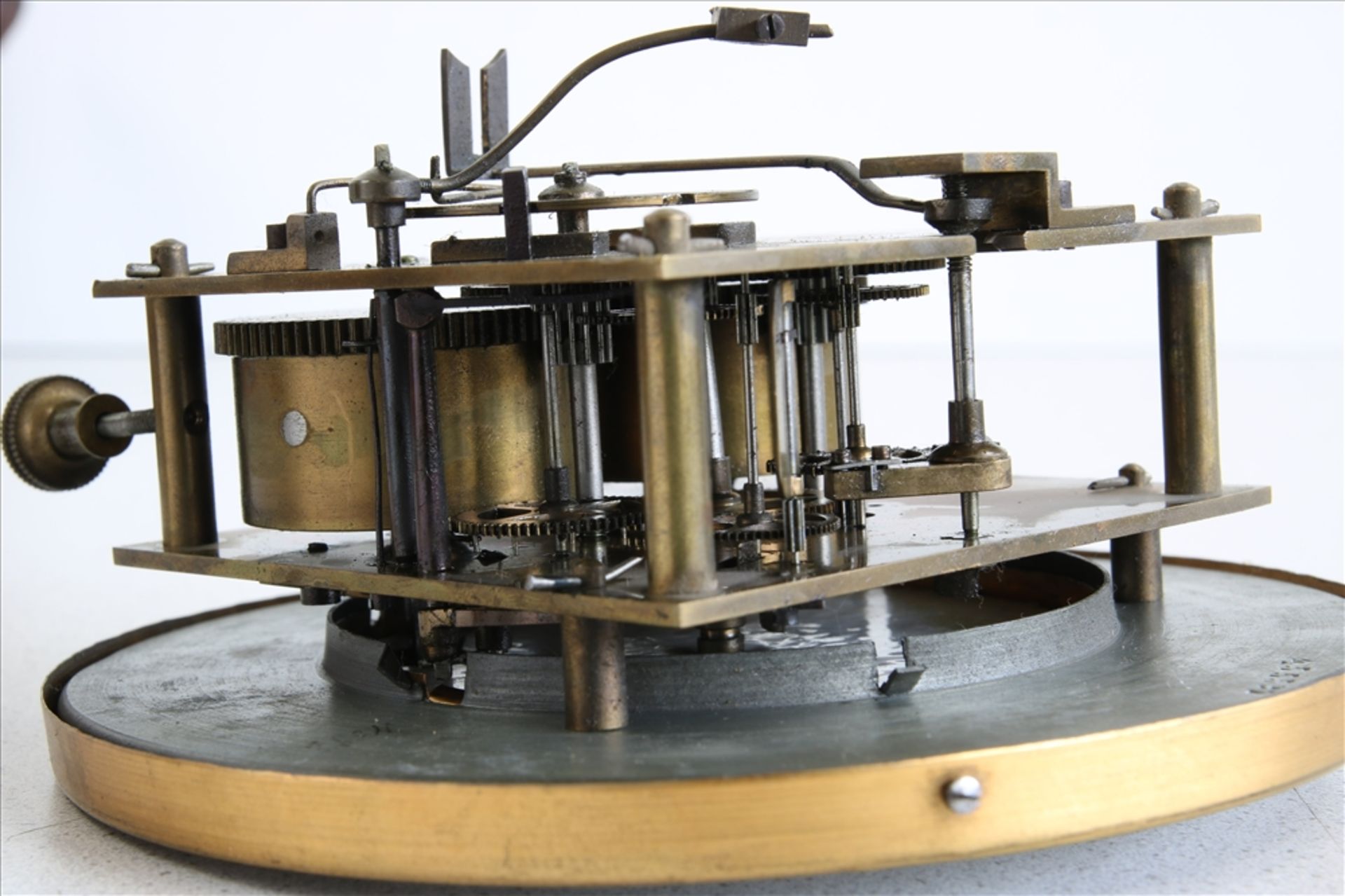 Lenzkircher Regulator um 1870. Dreiseitenverglastes Holzgehäuse mit schönen Applikationen. - Bild 4 aus 4