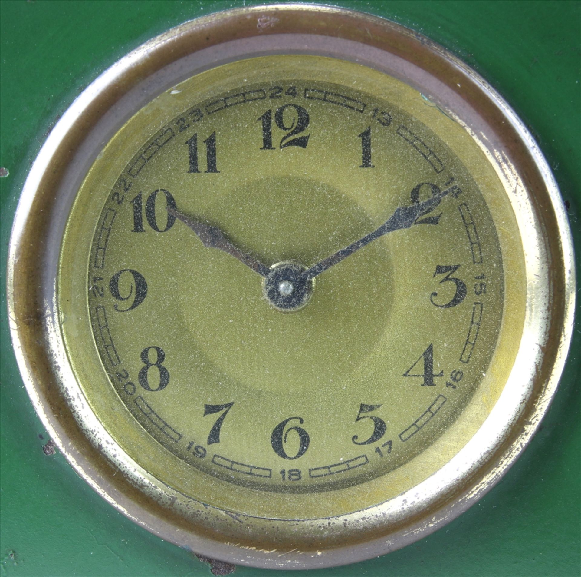 Sparbüchsenuhr JGEHA, Slowakei um 1920. Metallgehäuse mit Uhr und Geldfach. Hinten Plakette der - Image 2 of 6