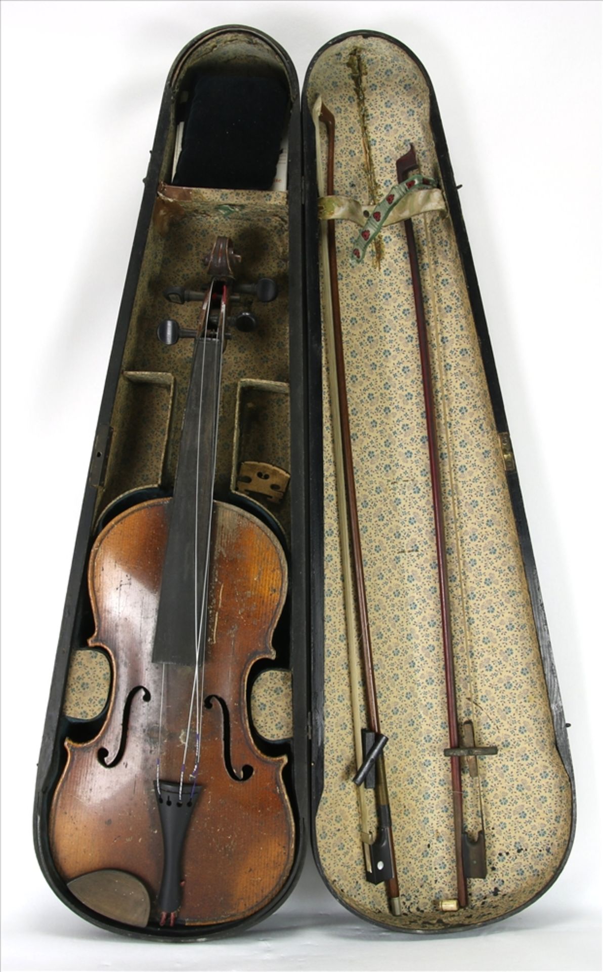 Geige Thüringen um 1900. Komplett mit Koffer und zwei Bogen sowie Zubehör. Gesamtlänge ca. 59 cm,