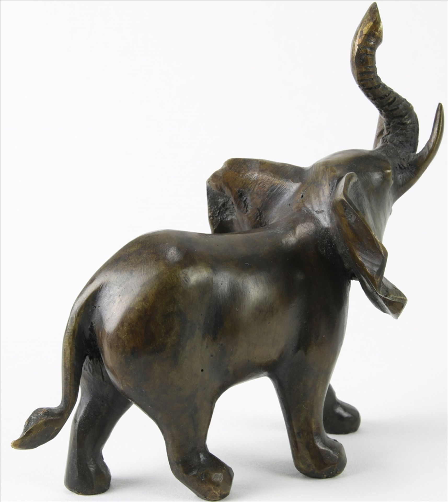 Trompetender Elefant Frühes 20. Jh. Bronzeskulptur. Unten Künstlermonogramm GA. Größe ca. 13 x 7 cm, - Image 2 of 3