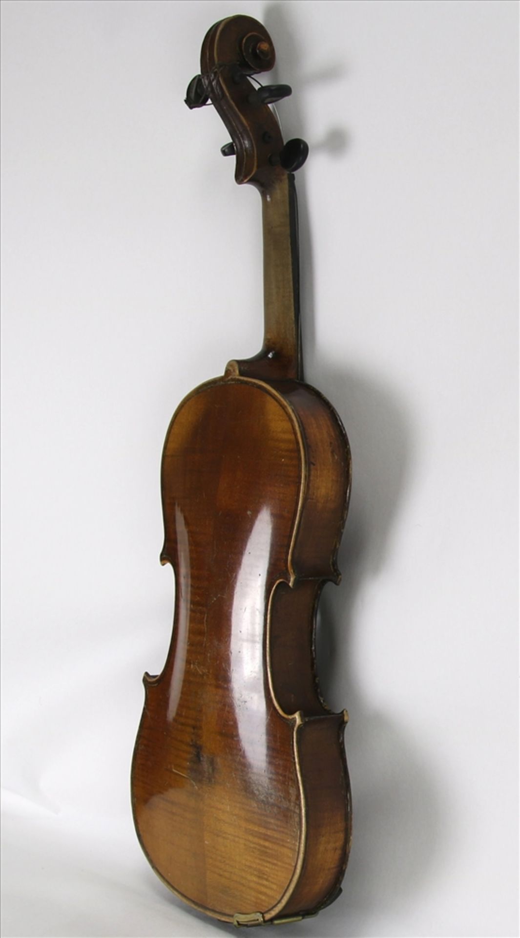 Geige Thüringen um 1900. Komplett mit Koffer und zwei Bogen sowie Zubehör. Gesamtlänge ca. 59 cm, - Image 4 of 8