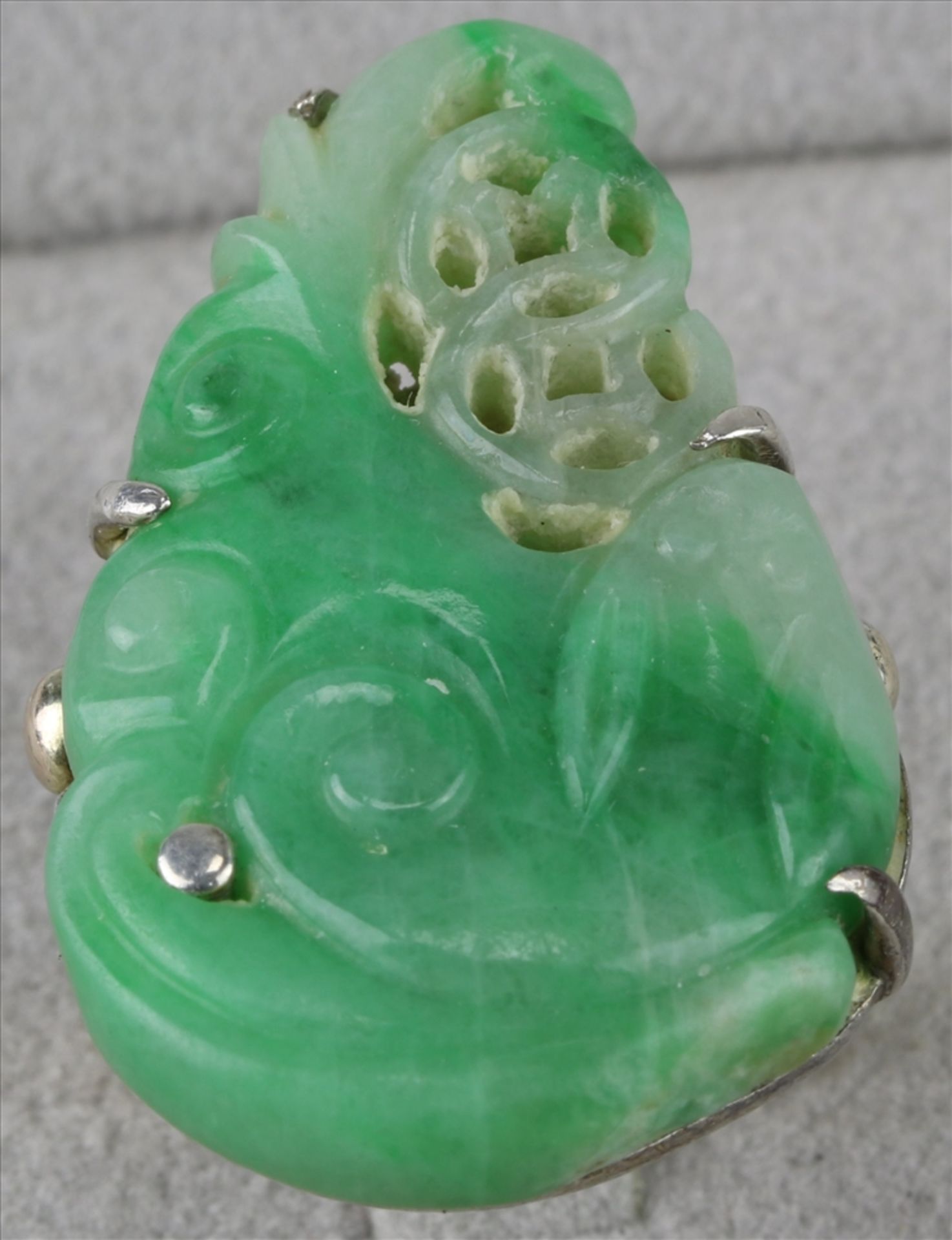 Jadering Wohl China 20. Jh. Metall und teils durchbrochen geschnittene Jade. Ringgröße ca. 18 bzw. - Bild 2 aus 3