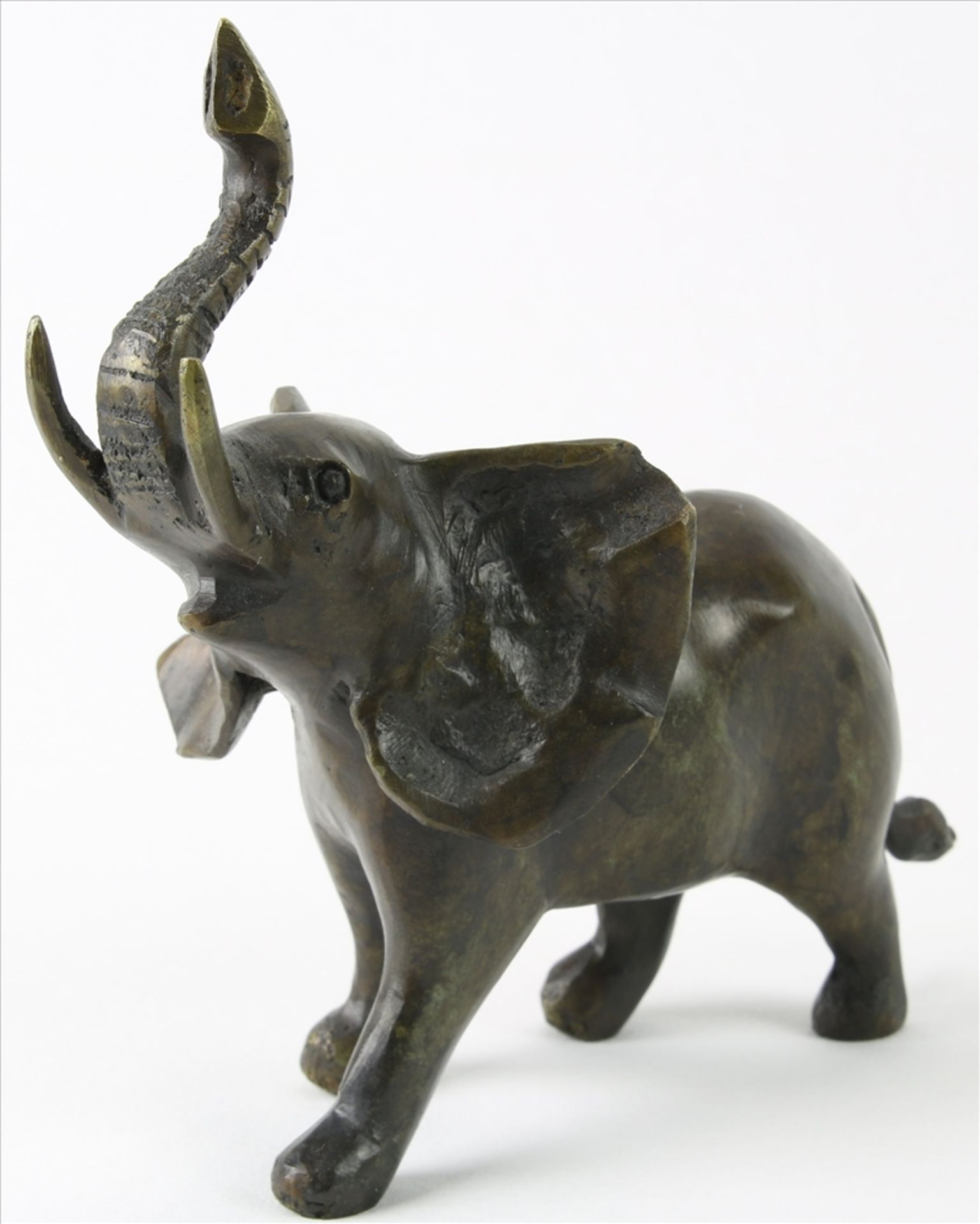 Trompetender Elefant Frühes 20. Jh. Bronzeskulptur. Unten Künstlermonogramm GA. Größe ca. 13 x 7 cm,