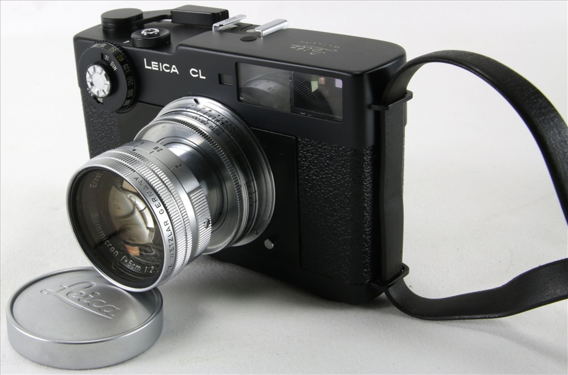 Leica CL Leitz Wetzlar. Mit Summicron f=5 cm 1:2. Nummer 1309831. In Ledertasche. Nicht geprüft. - Bild 2 aus 5