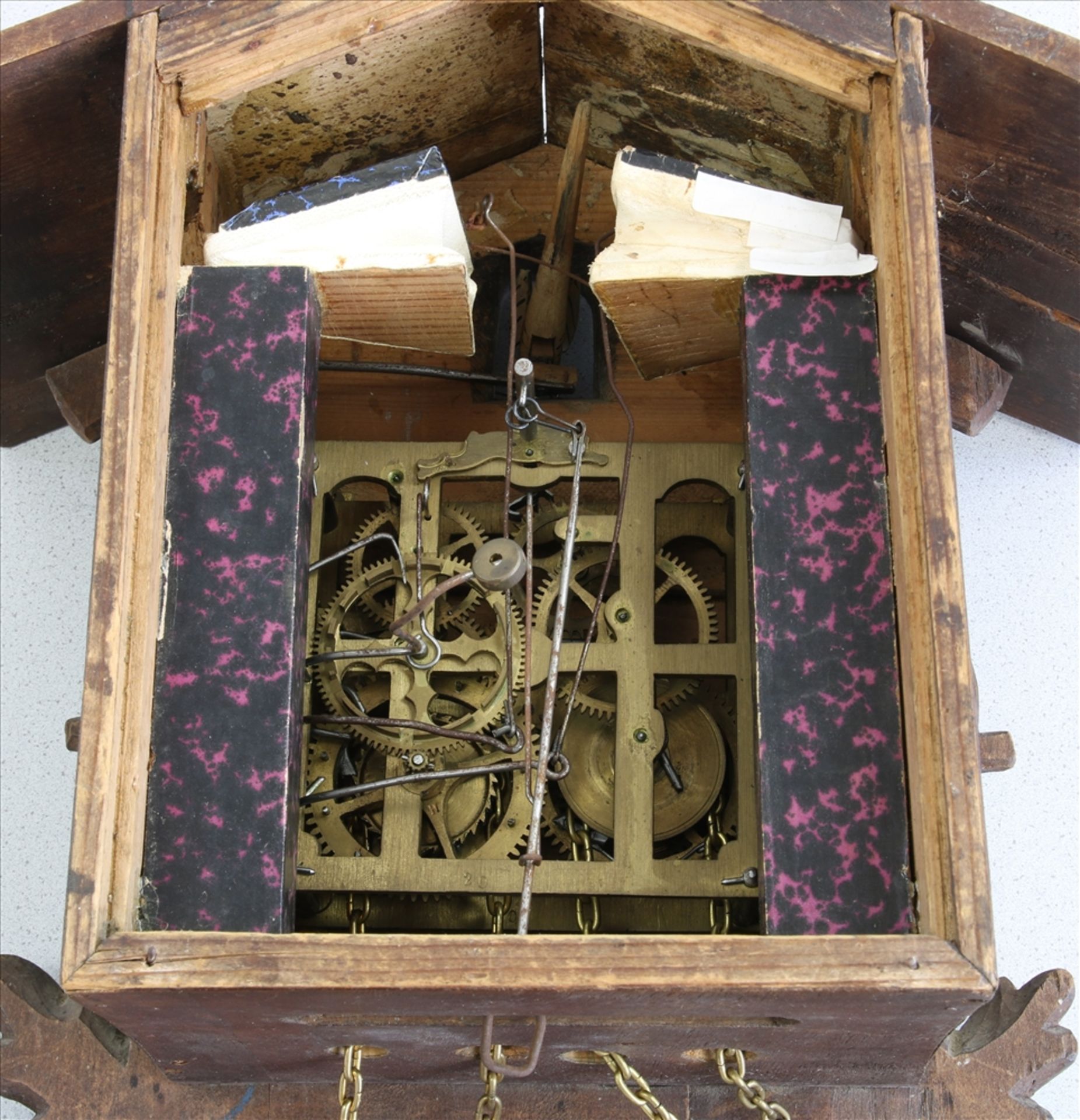 Kuckucksuhr Schwarzwald um 1880. Holzgehäuse mit Applikationen und Messingräderwerk im Holzgehäuse - Bild 4 aus 6