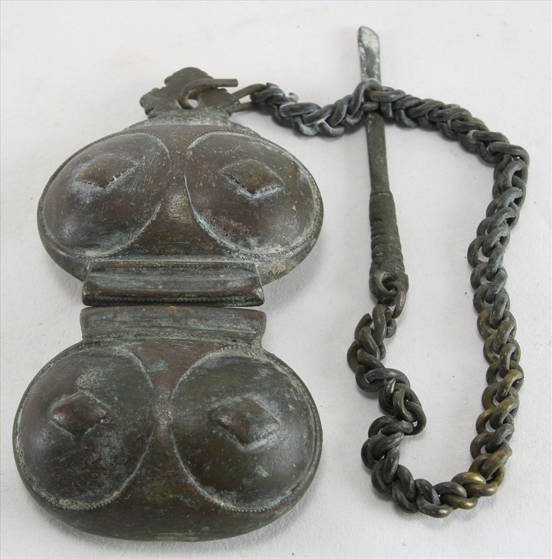Konvolut Asiatika Um 1900. Amulettbehälter und Dosen etc. Unterschiedliche Metalle und Formen. - Image 17 of 20