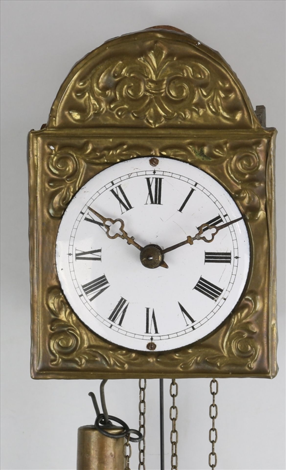 Miniatur Wanduhr Wohl deutsch 19. Jh. Geprägtes Metallschild mit floralen Elementen. Pendulenwerk