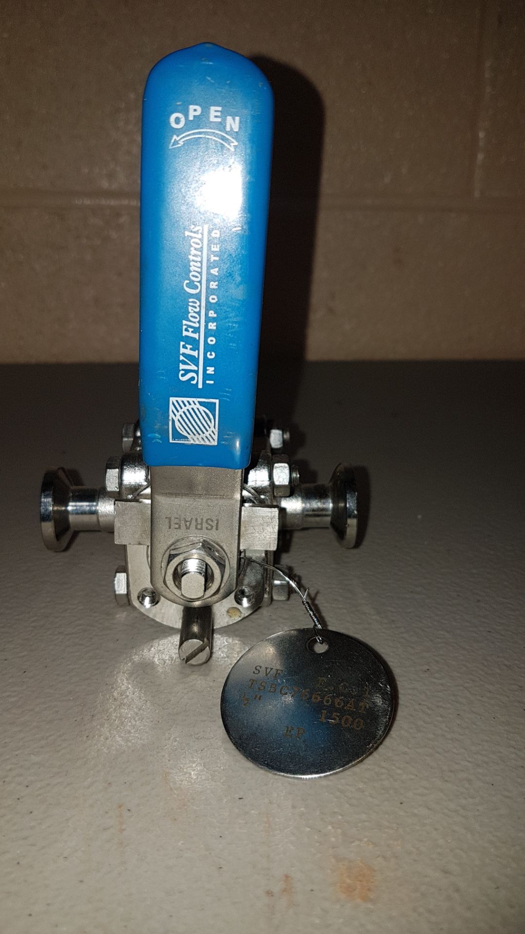 Lot of (2) stainless steel ball valves, 1.25" Whitey ball valve, and 0.5" SVT 3-way ball valve. - Image 9 of 11