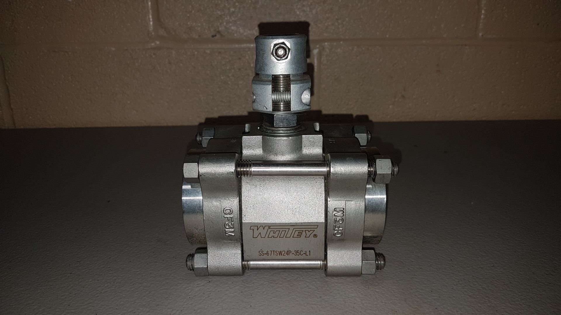 Lot of (2) stainless steel ball valves, 1.25" Whitey ball valve, and 0.5" SVT 3-way ball valve. - Image 3 of 11