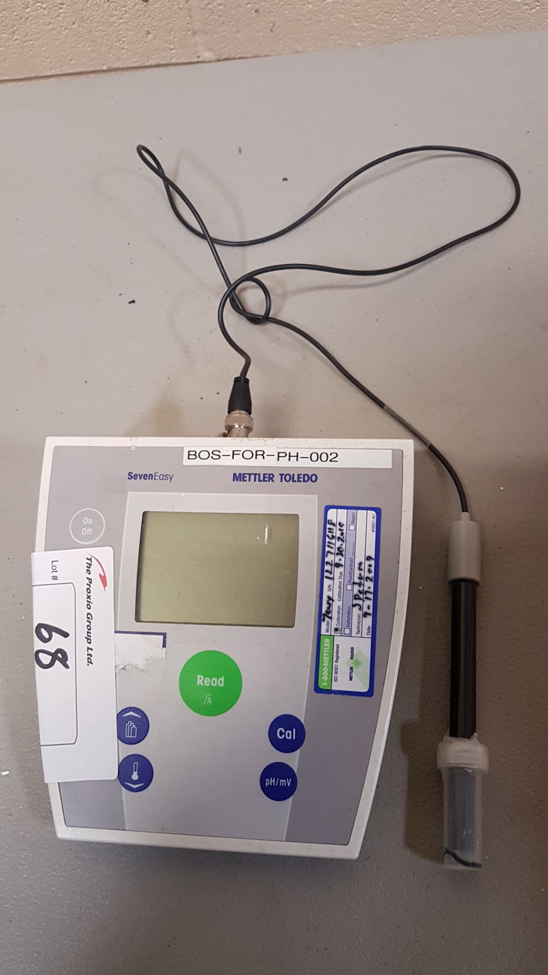 Mettler-Toledo pH meter, model SevenEasy, with probe.