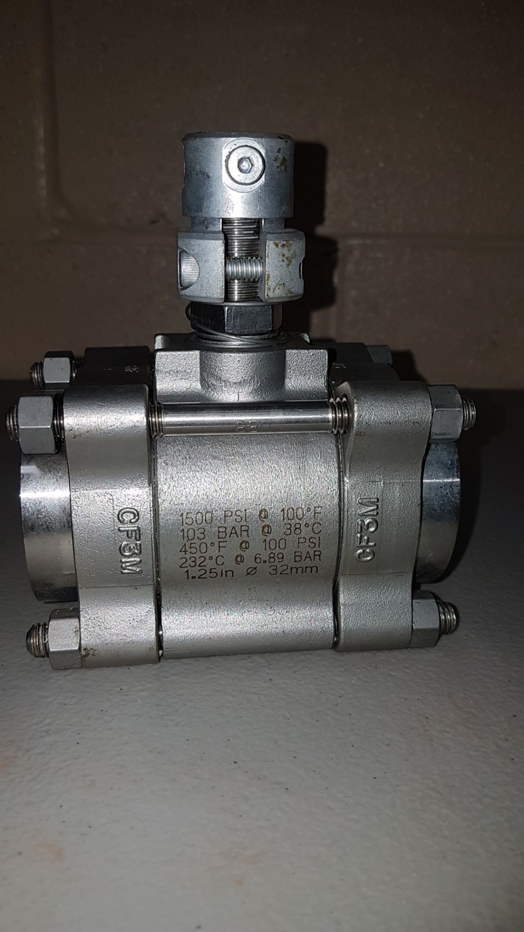 Lot of (2) stainless steel ball valves, 1.25" Whitey ball valve, and 0.5" SVT 3-way ball valve. - Image 5 of 11