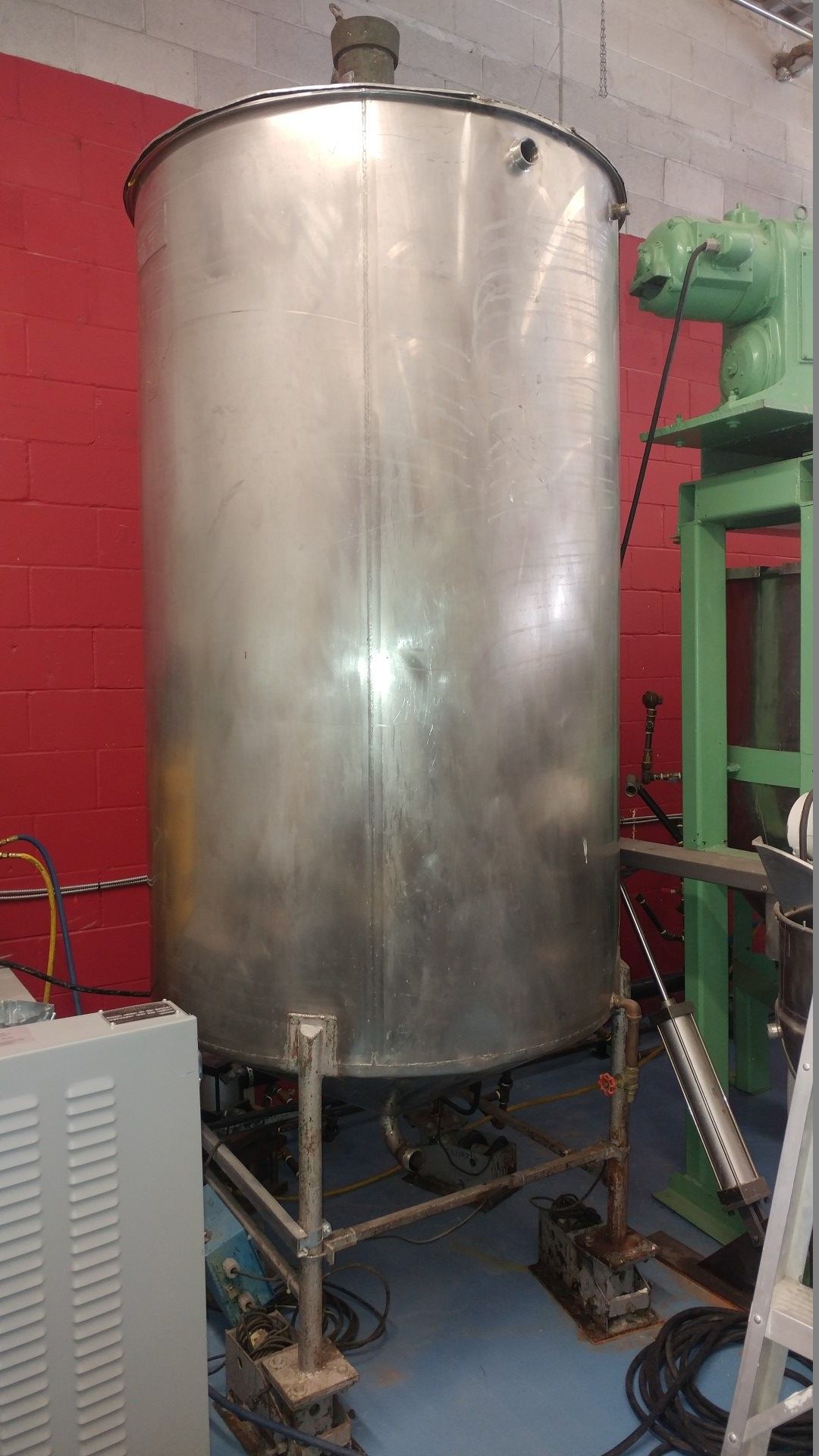 Tri Canada Single Wall Stainless Mixing tank with Lightnin Mixer ***See Auctioneers Note***