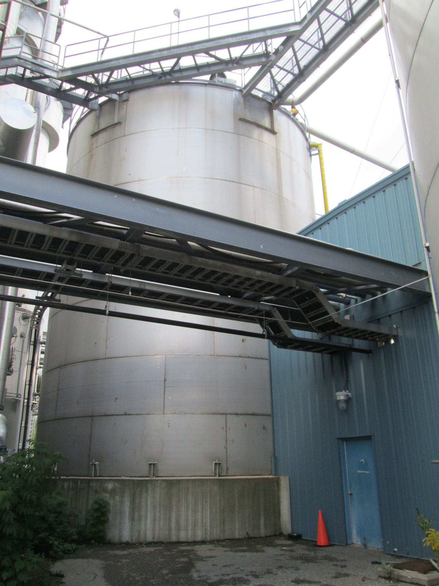 250,000 Gallon Stainless Steel Tank with Agitator - Image 2 of 13