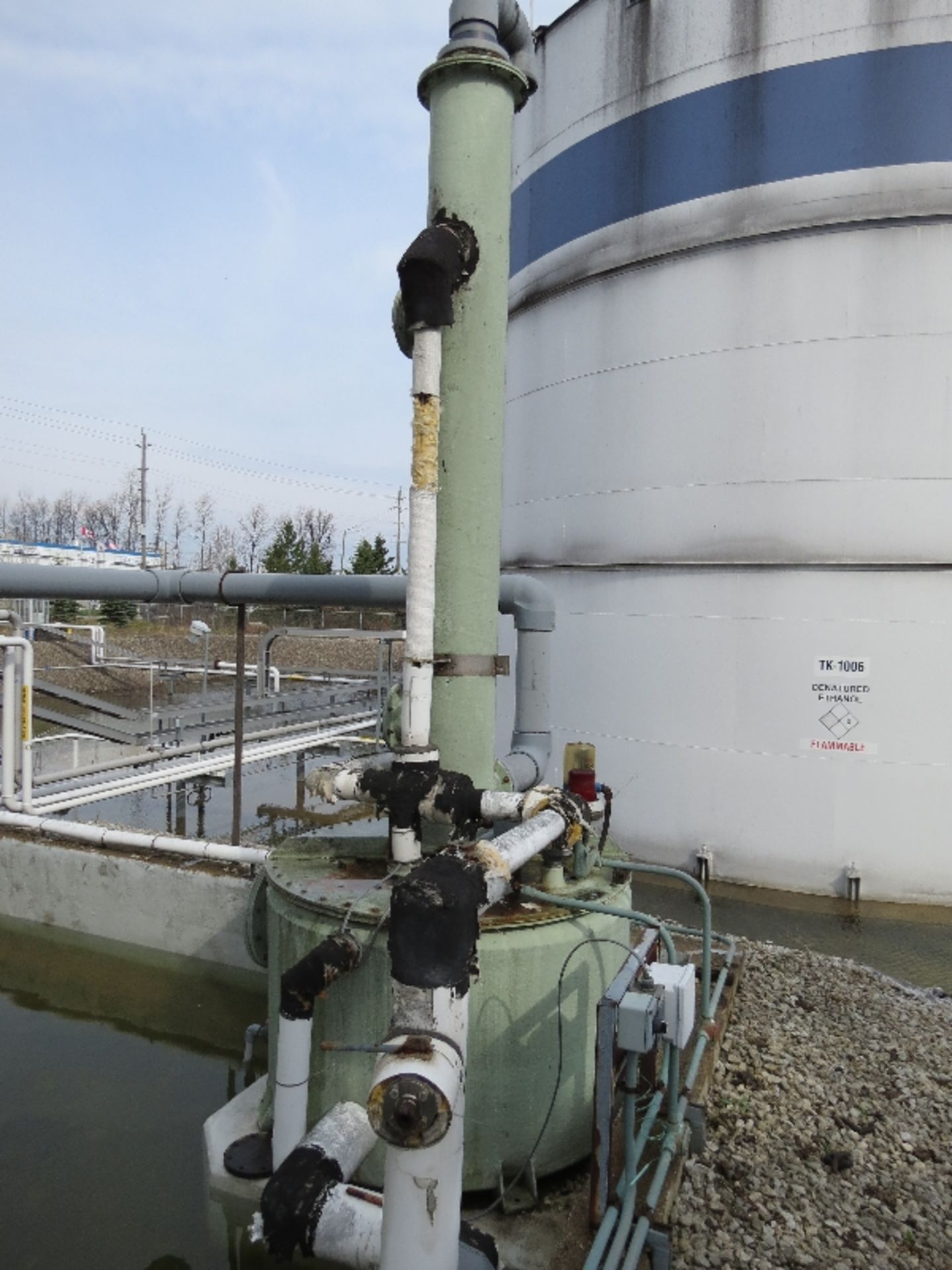 Ammonium Hydroxide Storage Tank,  TK-212, Lot includes pumps, Possible Fiberglass construction - Image 3 of 6