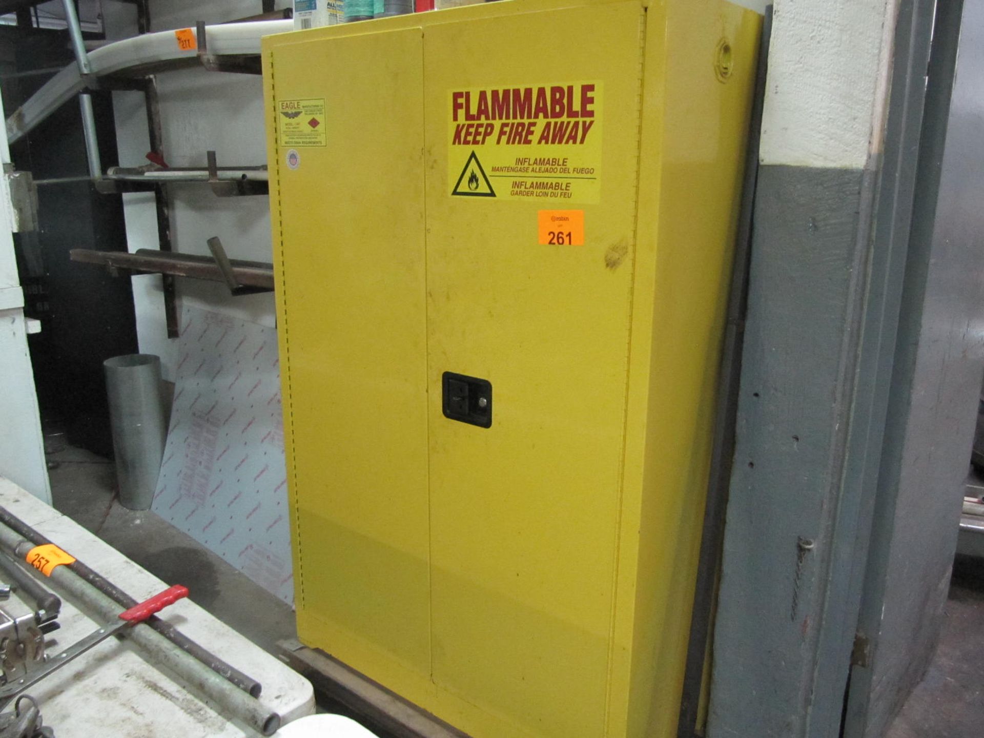 Flammable storage cabinet