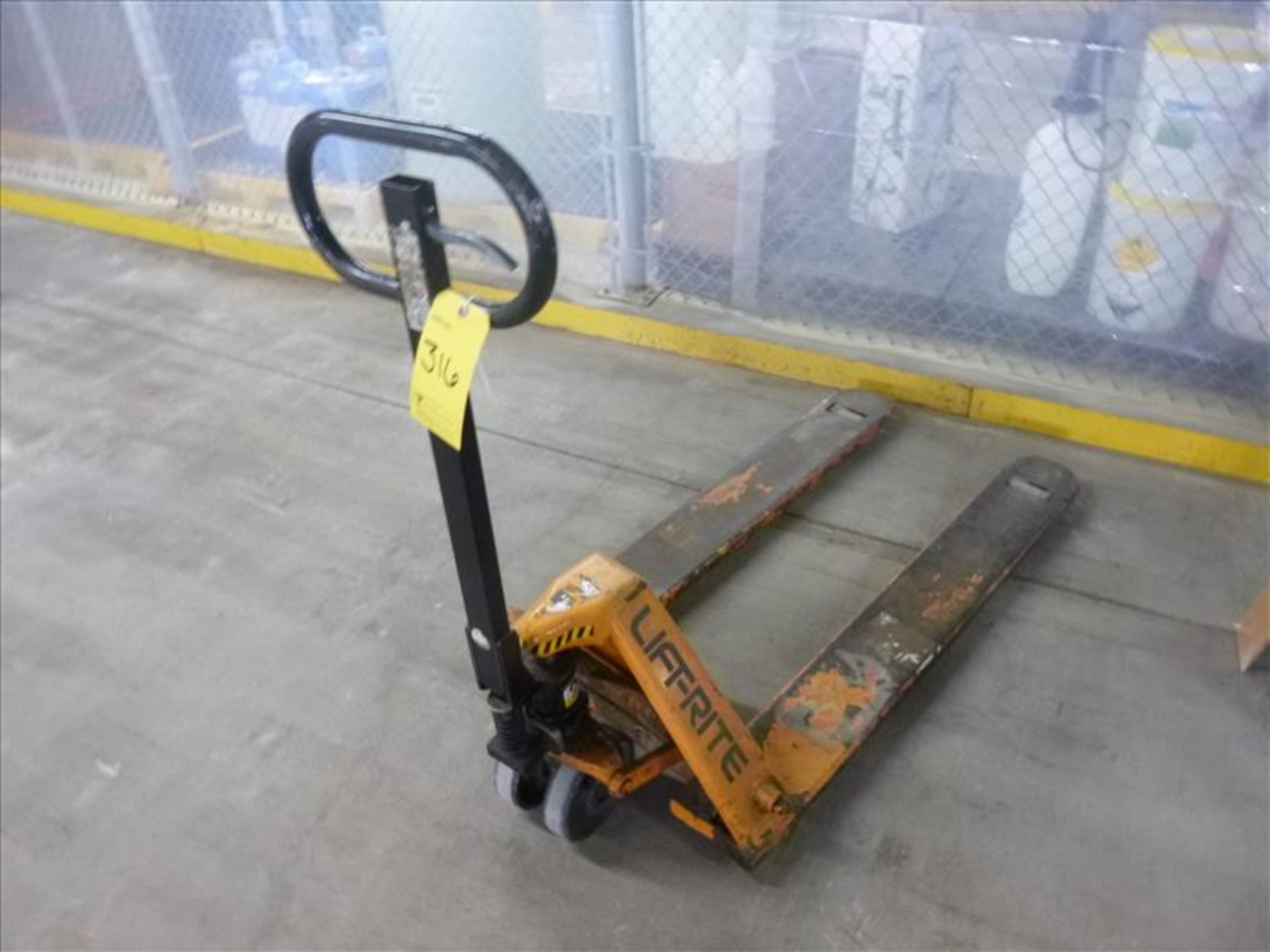 Lift-Rite pallet truck - Image 2 of 2