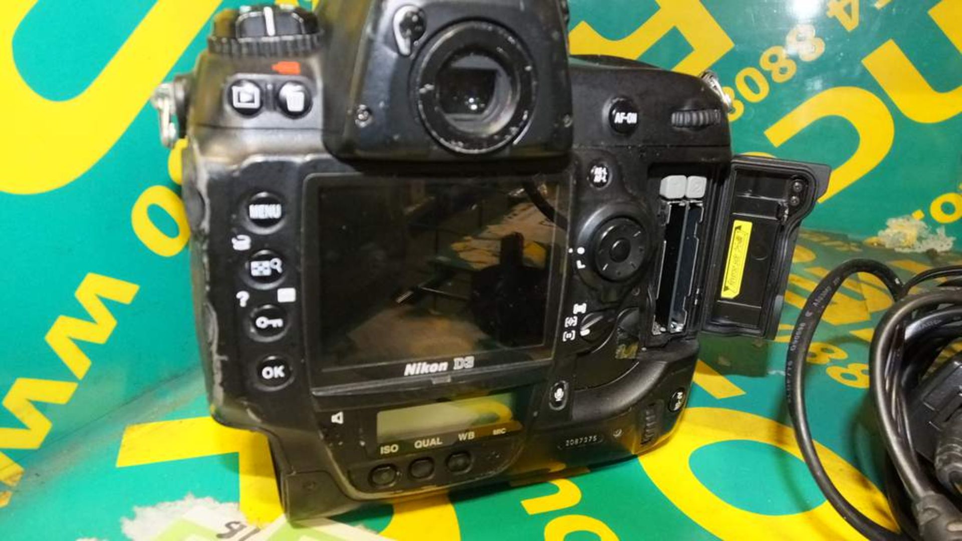 Nikon D3 Camera body & charger - no battery - Image 3 of 4