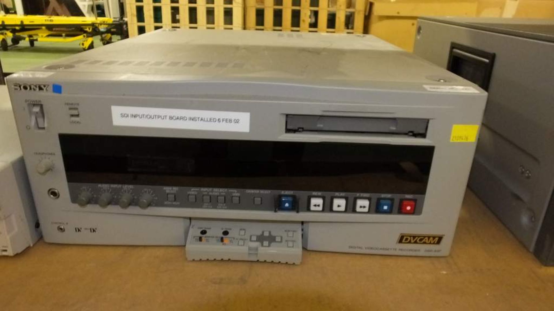 Various electronics - Panasonic DZ6700 WUXGA Projector, Tape recorder & 2x Sony video cass - Image 5 of 8
