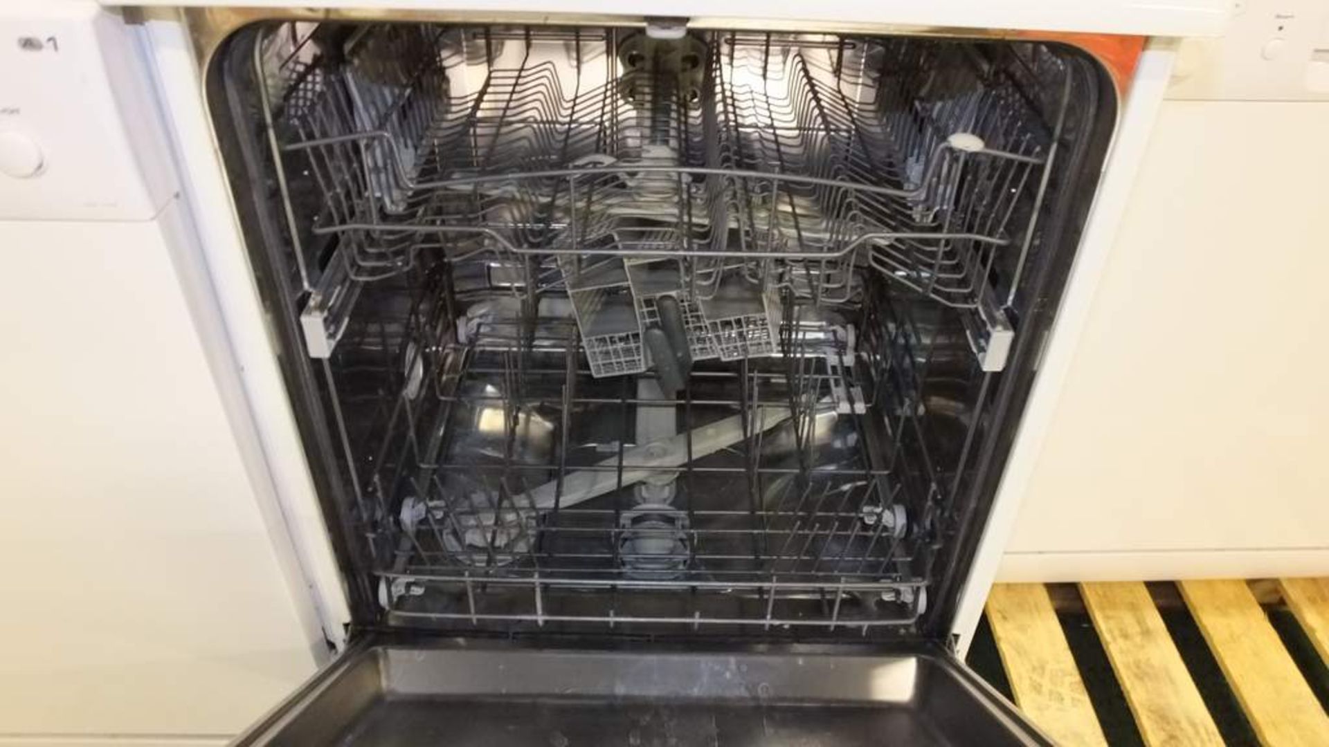 Whirlpool dish washer ADP6406 - Image 2 of 2