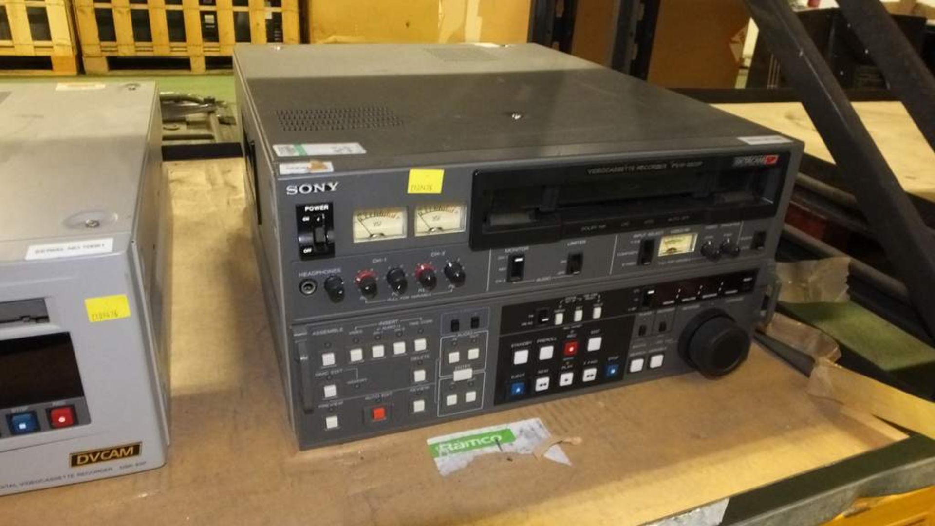 Various electronics - Panasonic DZ6700 WUXGA Projector, Tape recorder & 2x Sony video cass - Image 7 of 8