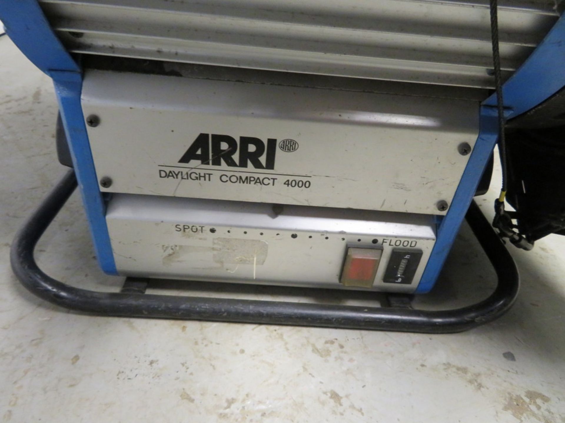 1 x Arri 4Kw MSR fresnel c/w electronic ballast & header cable - Image 3 of 5